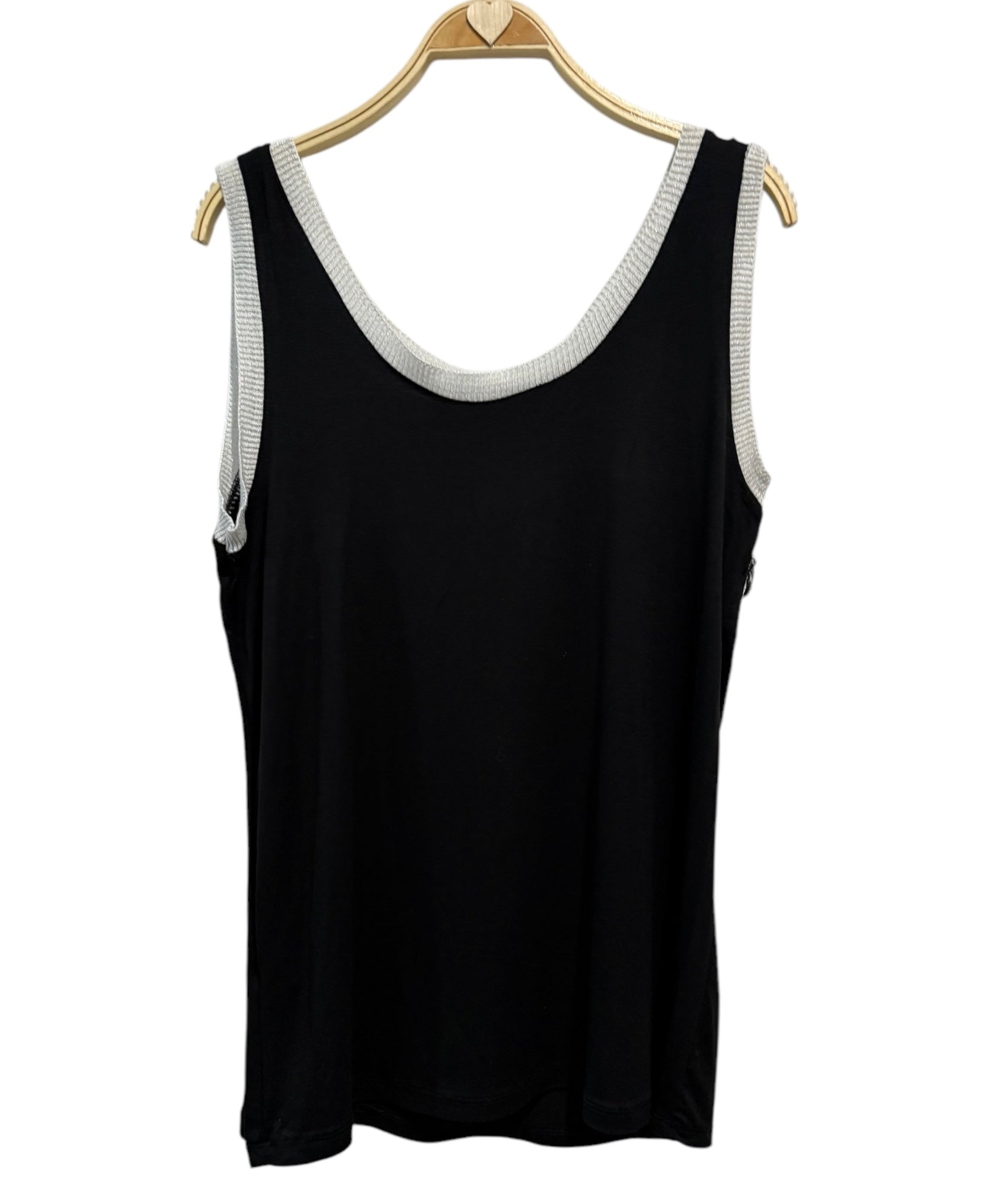 Camiseta "Mima" negro con ribete plata