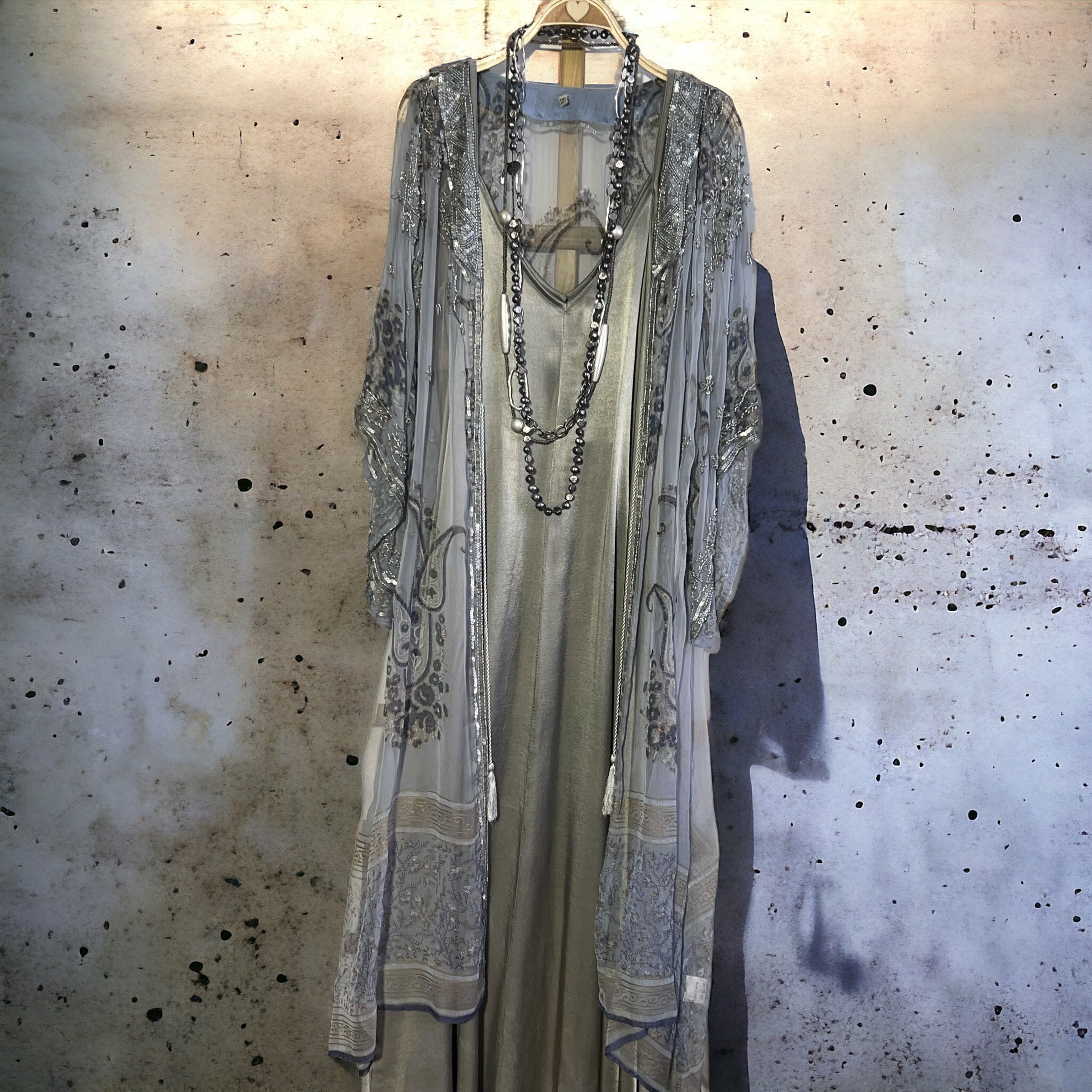 Kimono "Sherezade" azul claro decorado y bordado en plata