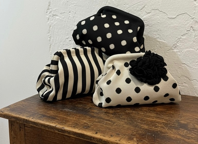 Bolso Pouch "Tania con Flor" lunar grande marfil y negro