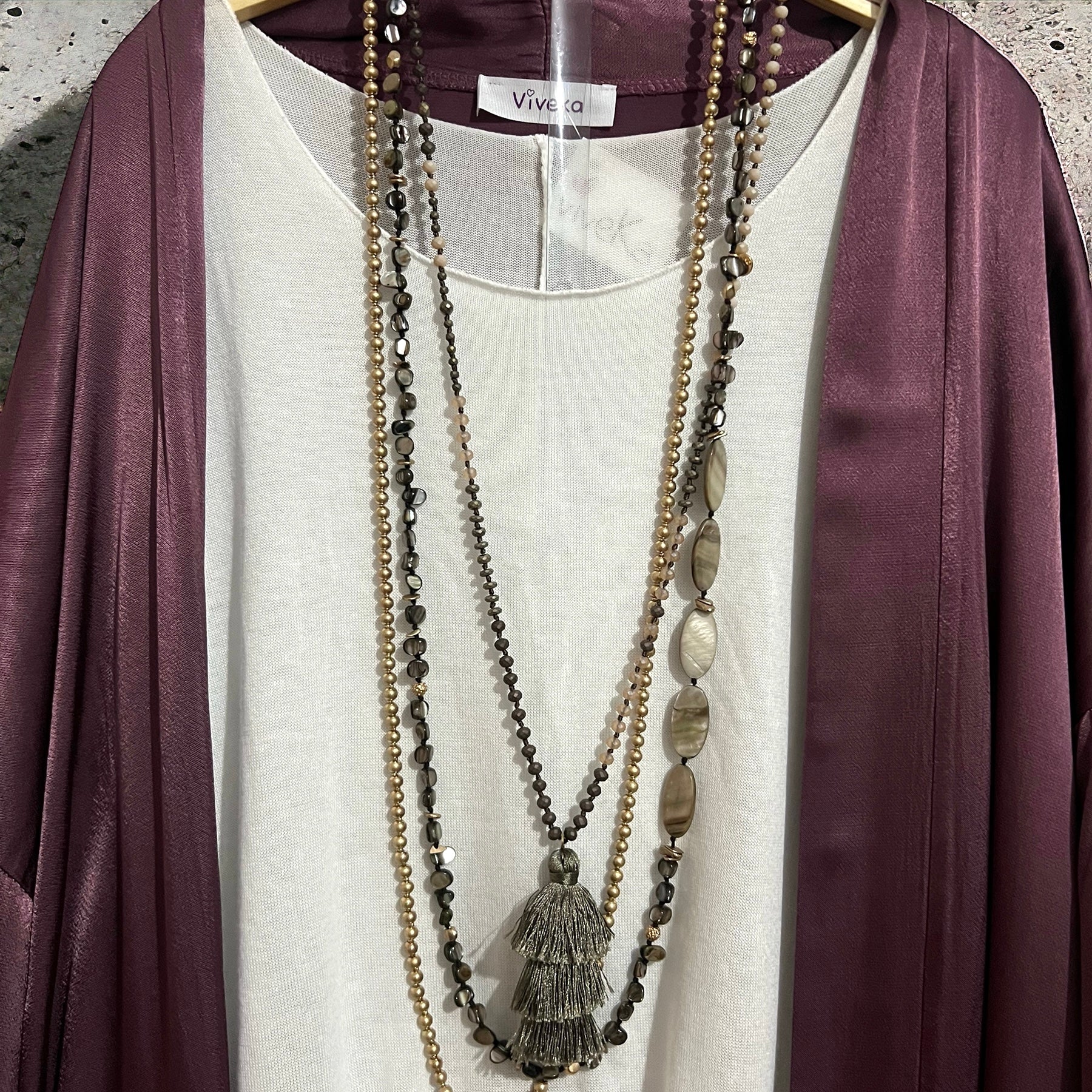 Collar "Pompón Seda" gris