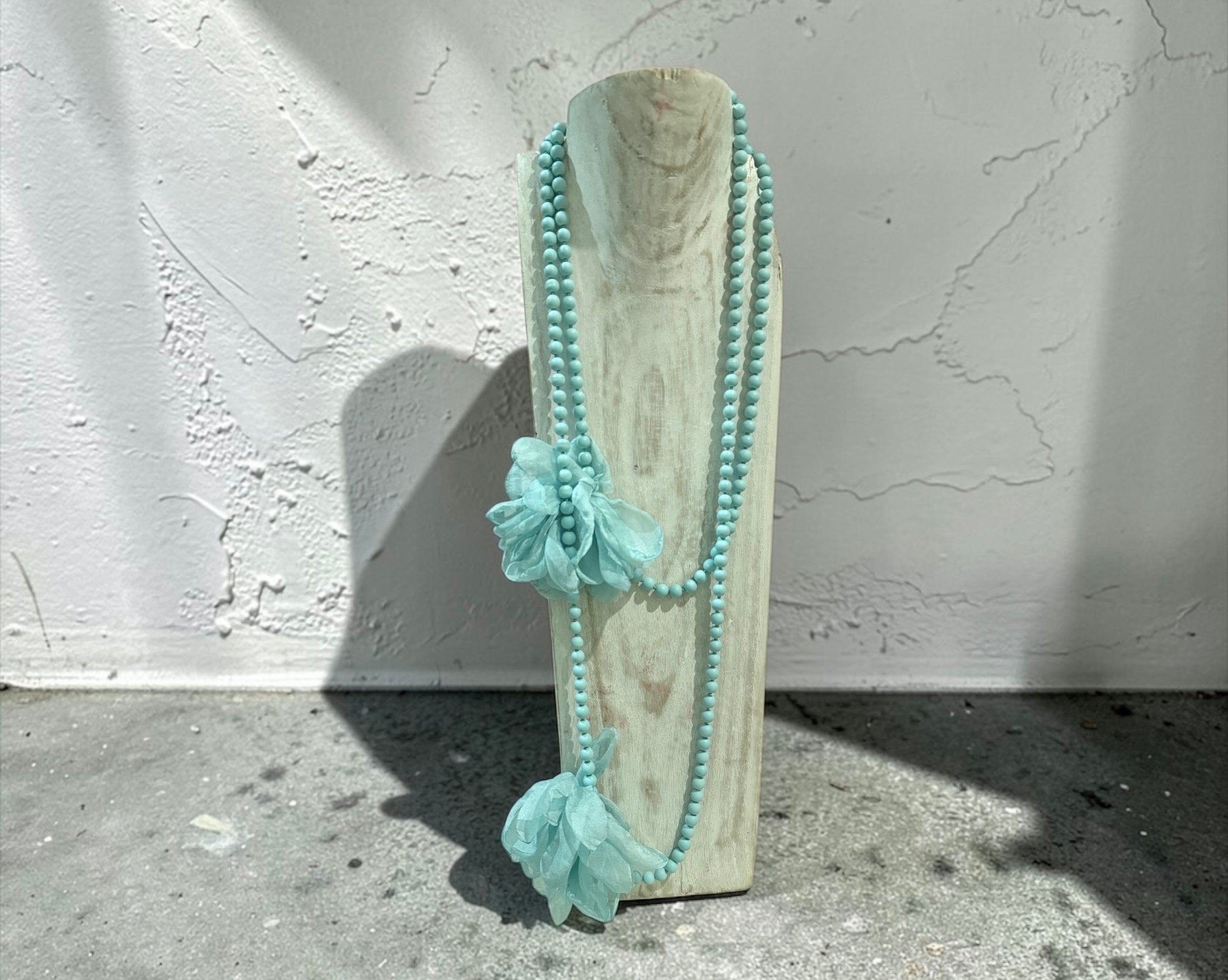 Collar "Peonias y Cuentas" turquesa suave