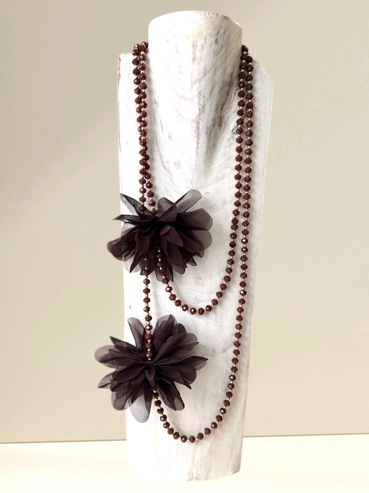 Collar "Cuentas y Flores" marrón