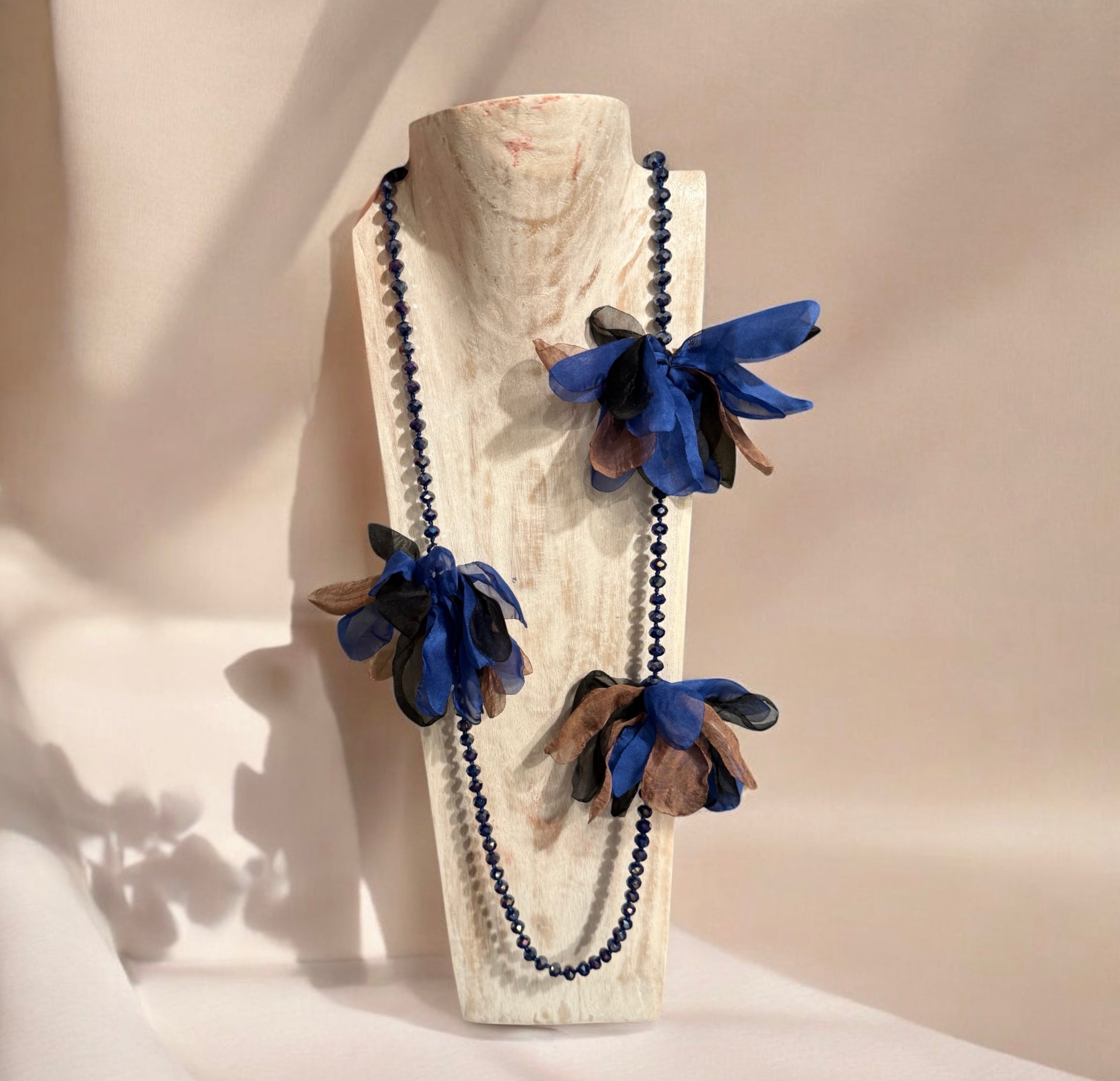 Collar "Peonia" azul y más