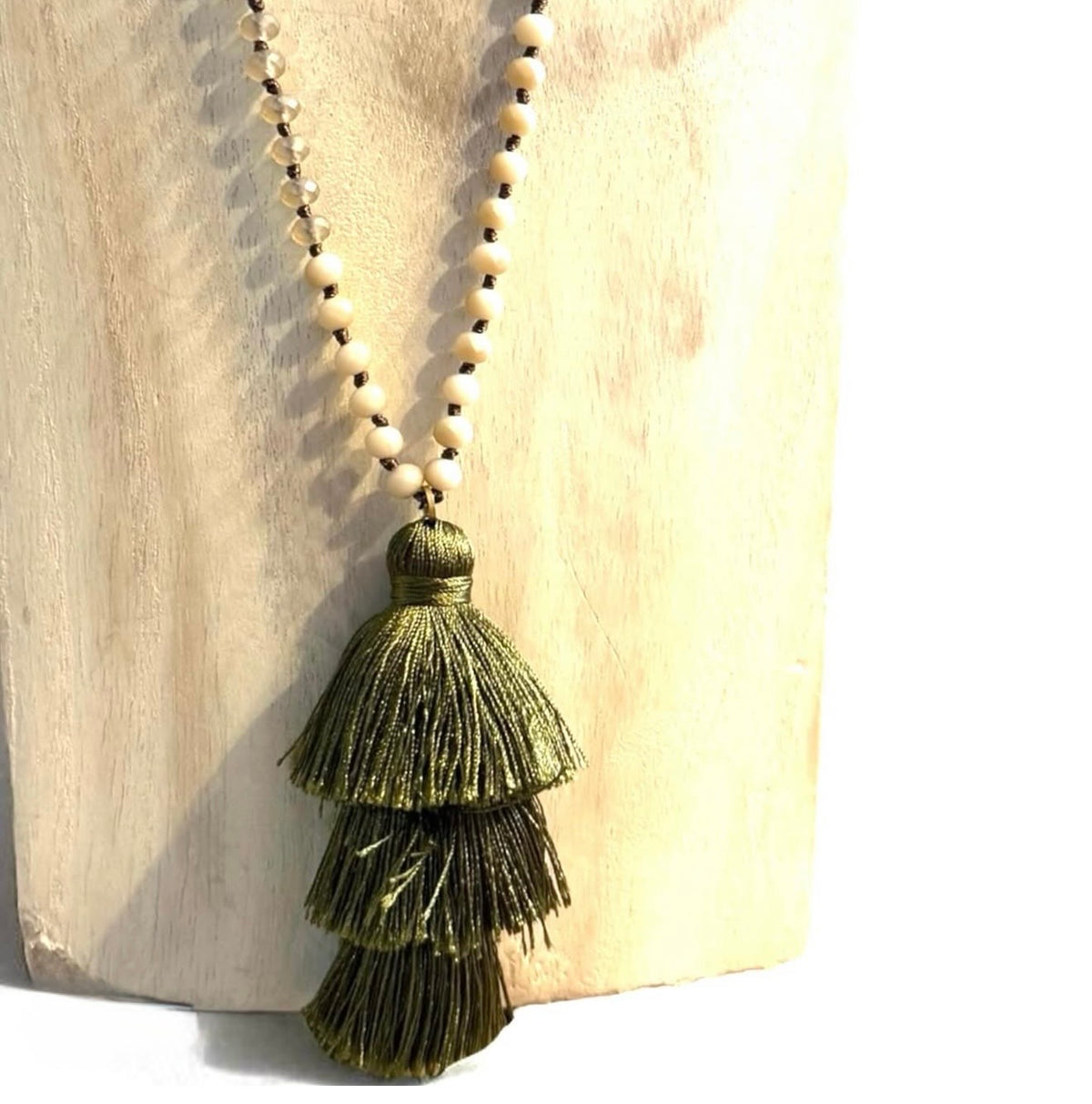 Collar “Pompón Seda” verde