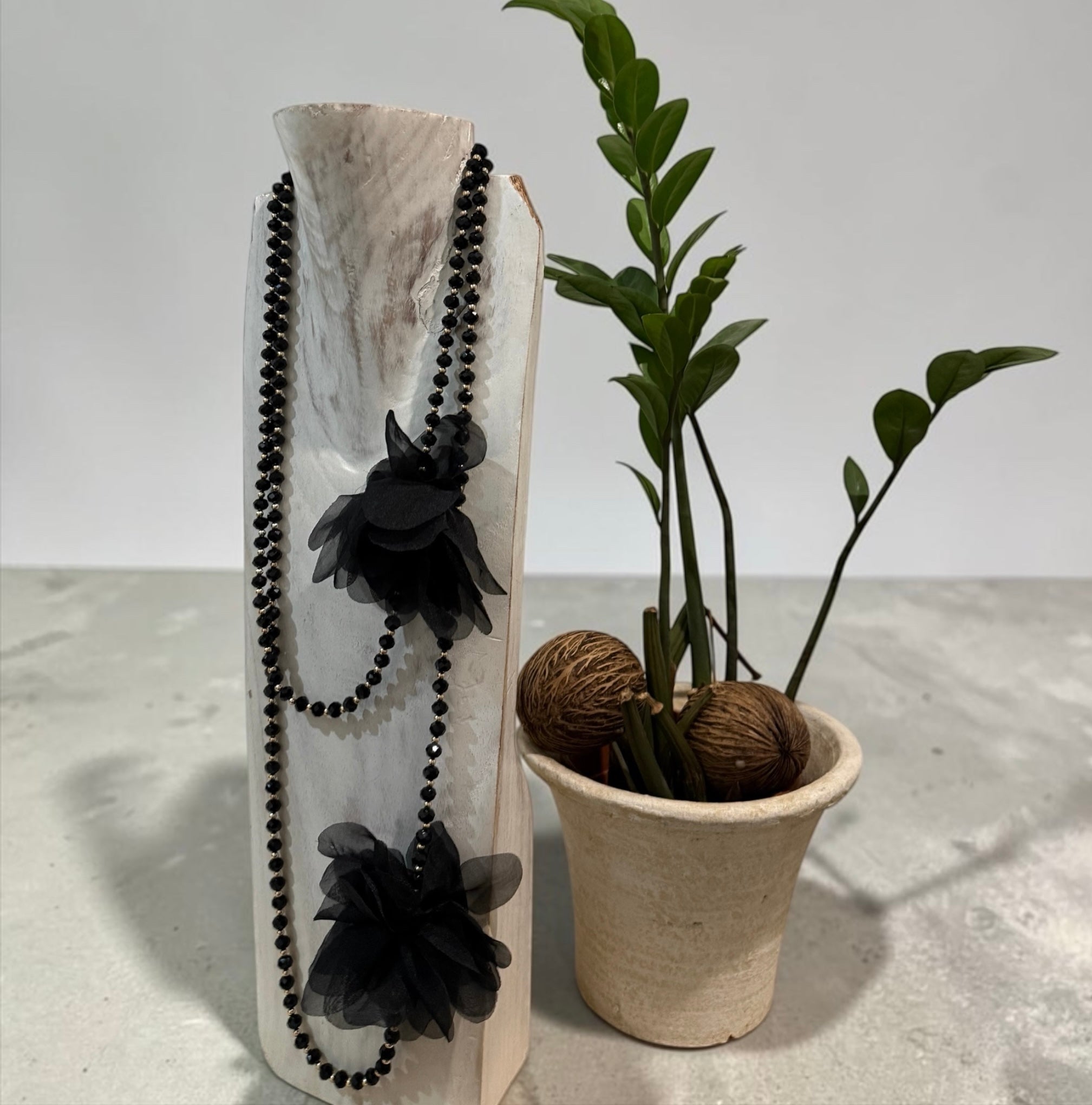 Collar "Peonias" negro