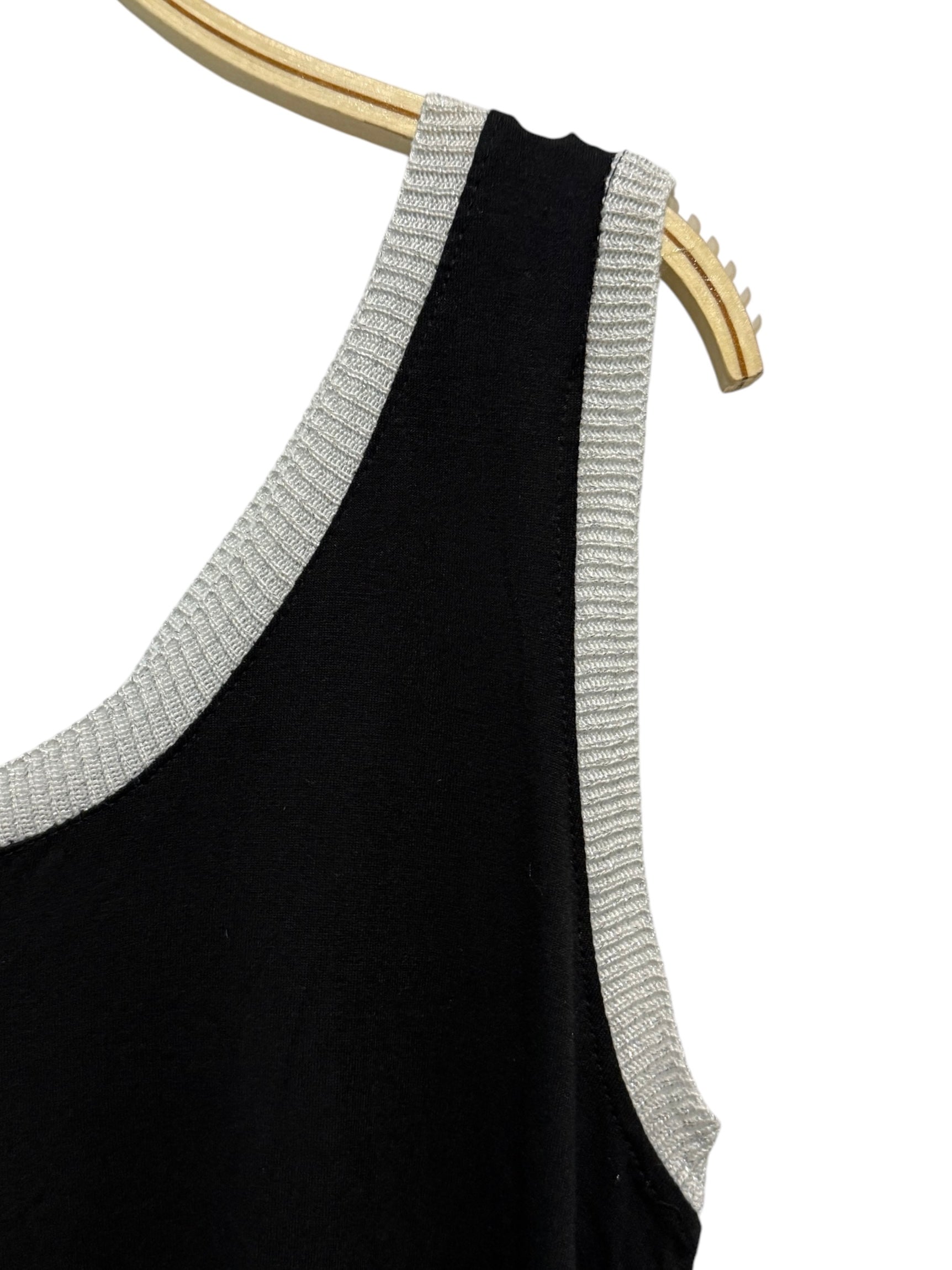 Camiseta "Mima" negro con ribete plata