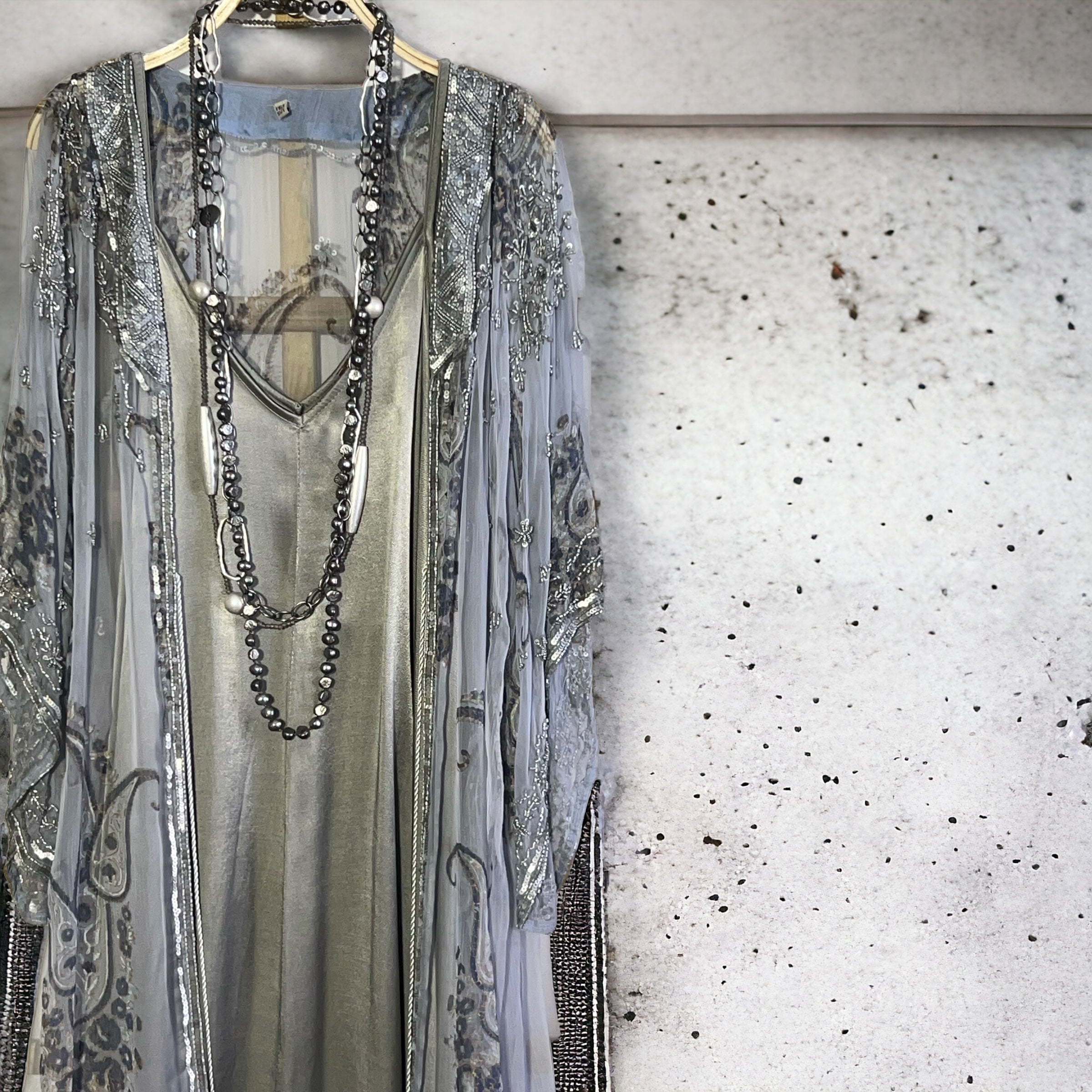 Kaftan "Sherezade" azul claro decorado y bordado en plata
