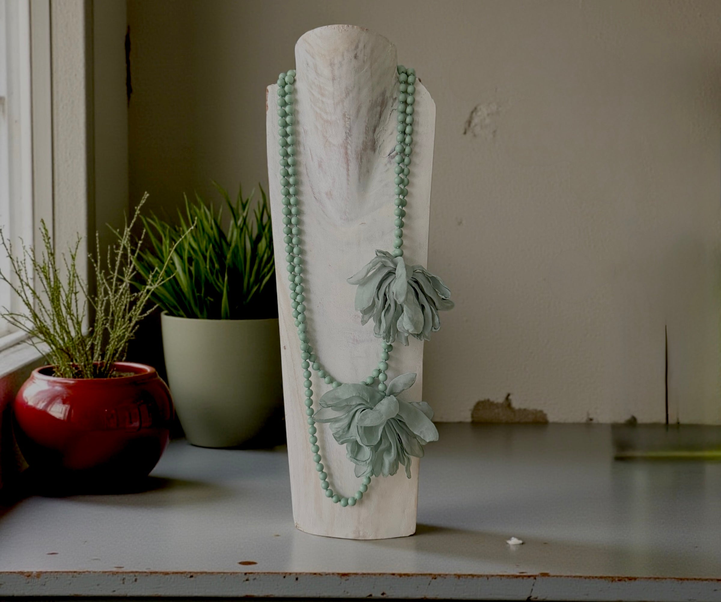 Collar "Peonias y Cuentas" verde agua