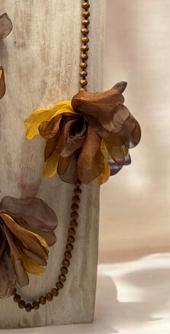 Collar "Peonia" tierra y ocre