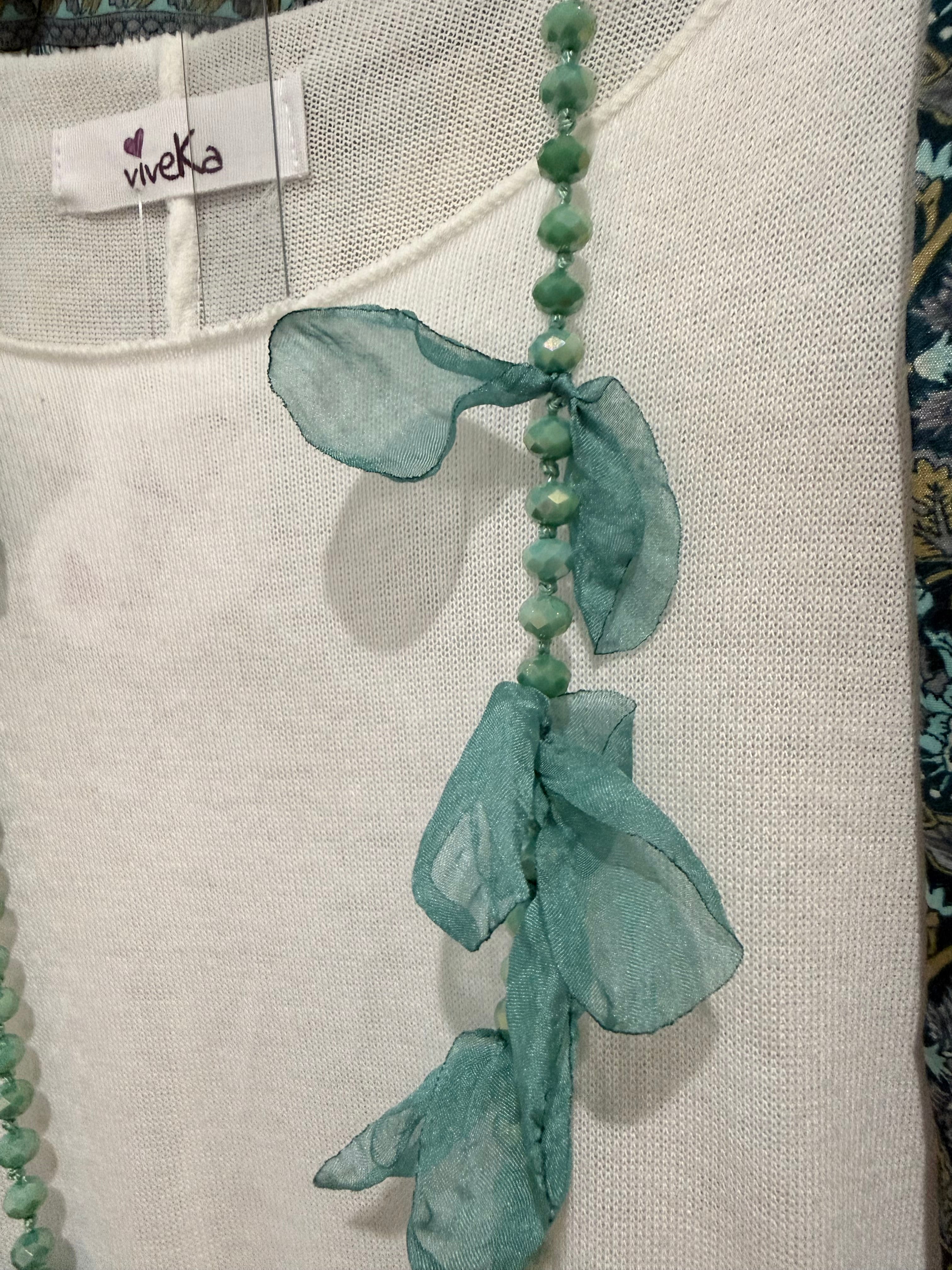 Collar "Cuentas y Pétalos"