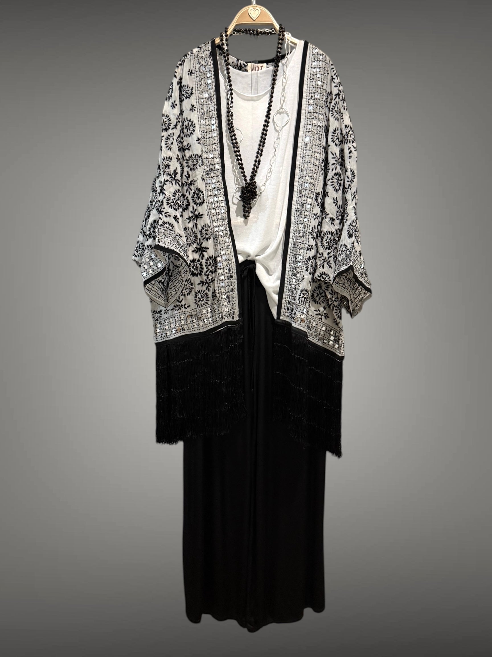 Kimono "India Zíngara" blanco bordado en negro