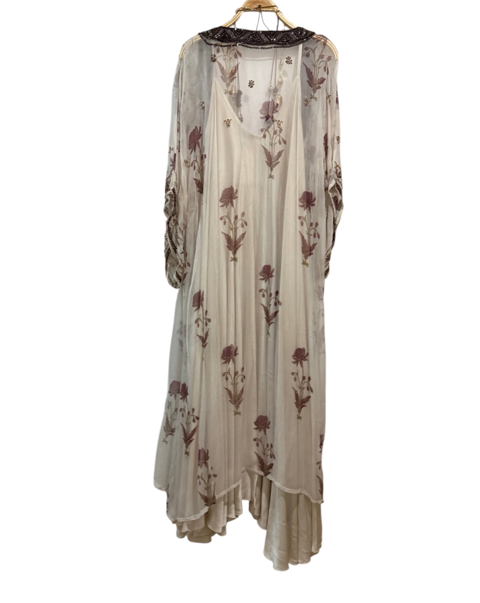 Kaftan "Sherezade blanco decorado en rubí y bordado en cobre"