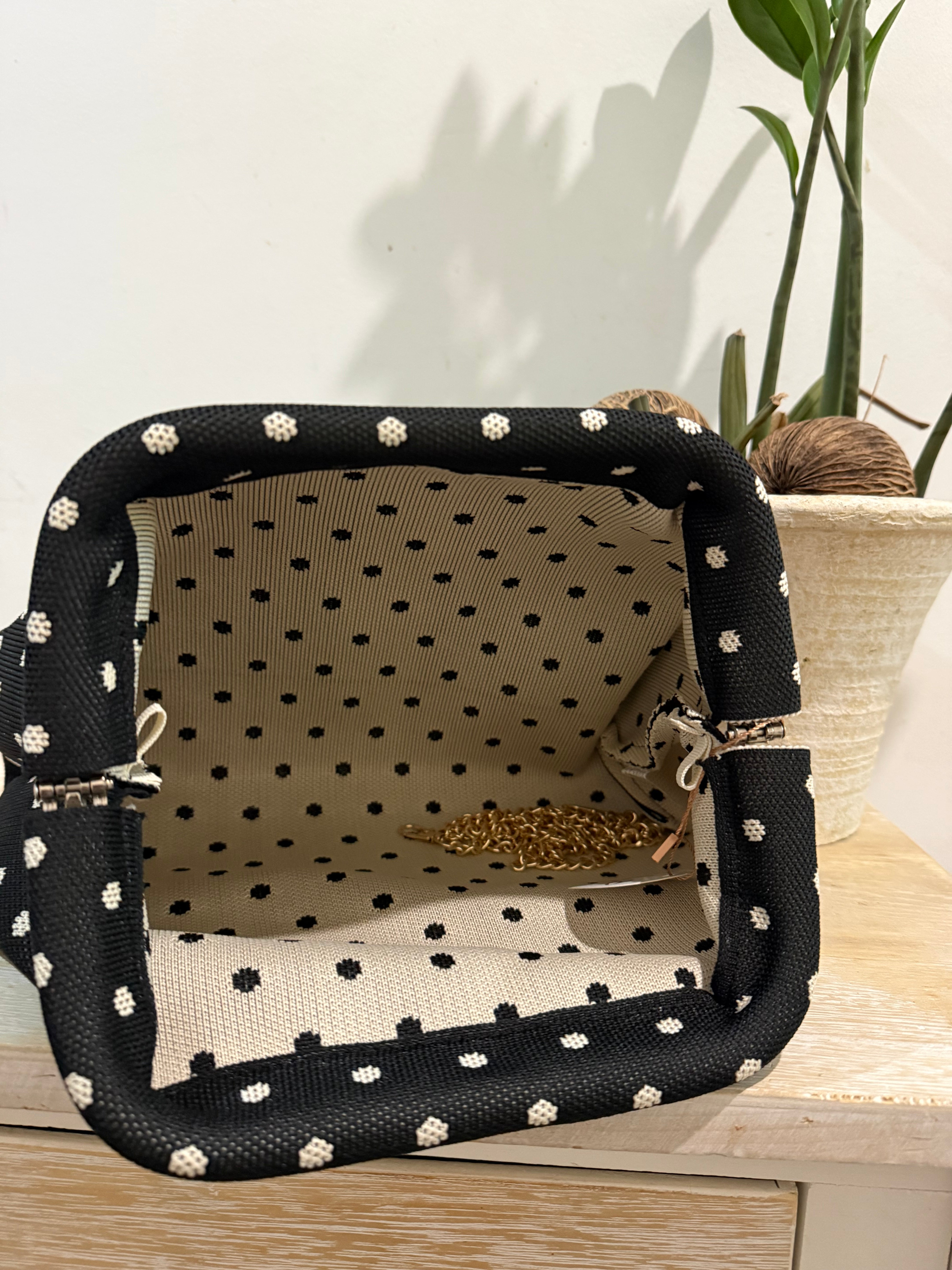 Bolso Pouch "Tania" negro con lunar marfil pequeño