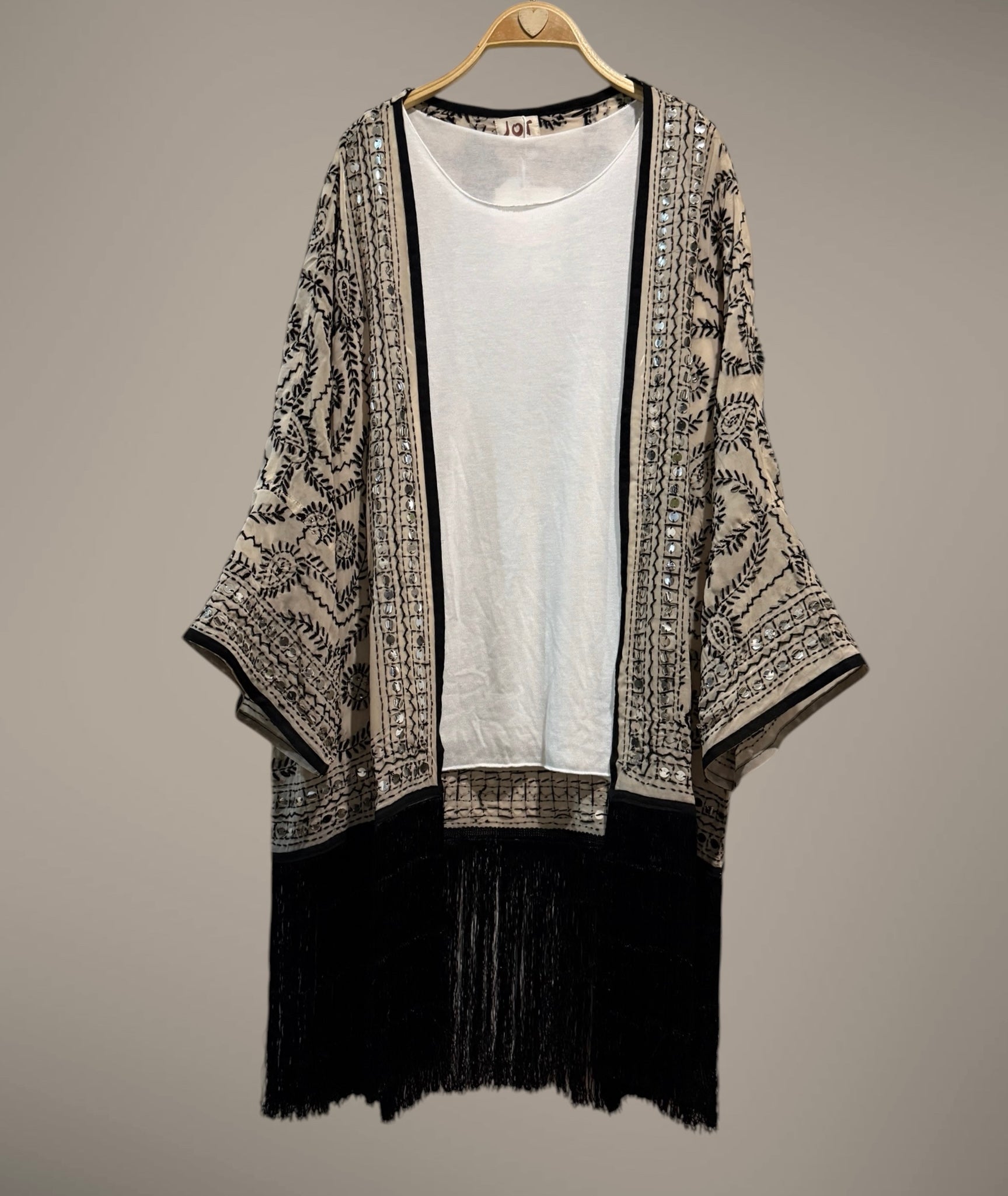 Kimono "India Zíngara" topo claro bordado en negro