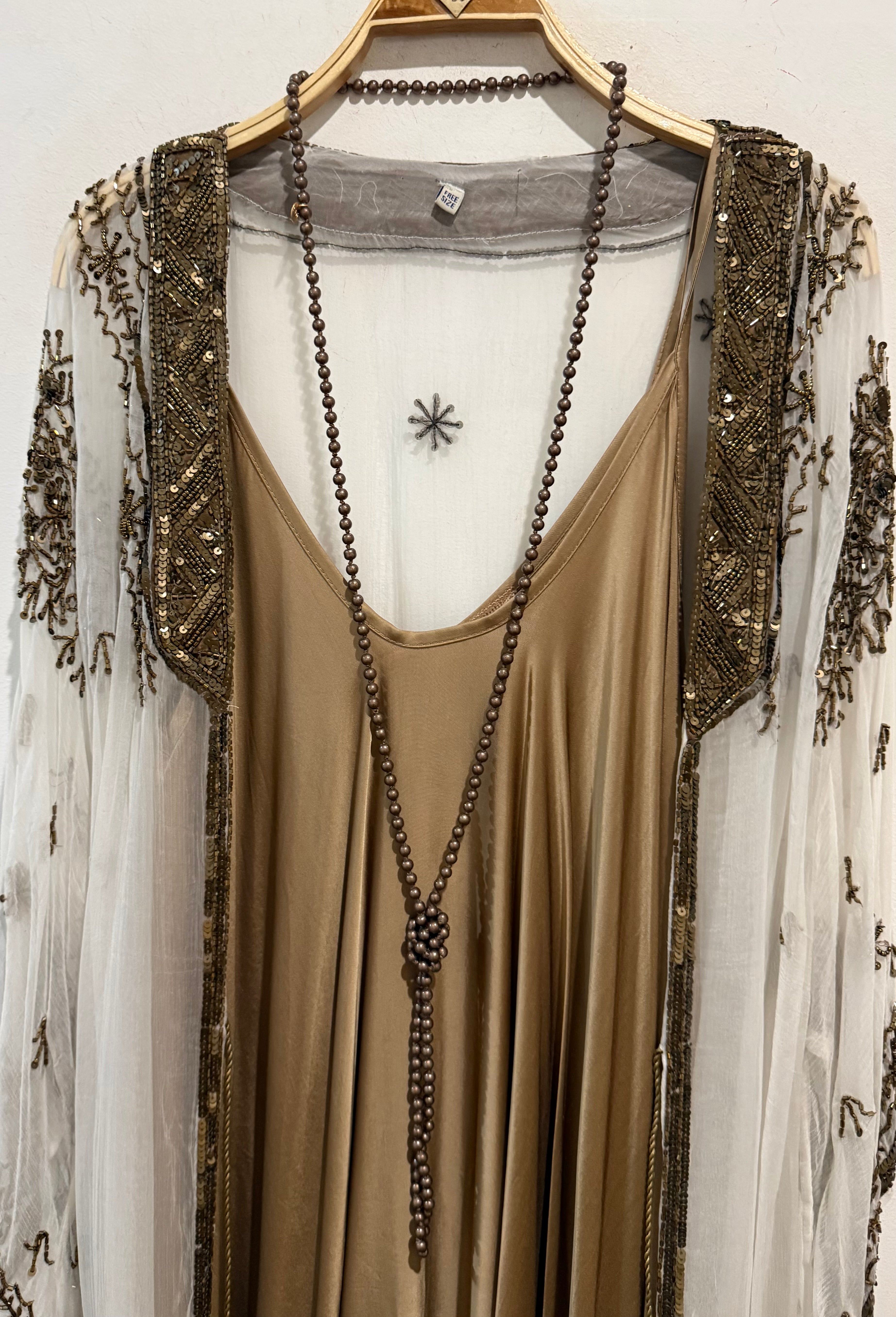 Kaftan "Sherezade" blanco bordado en oro envejecido