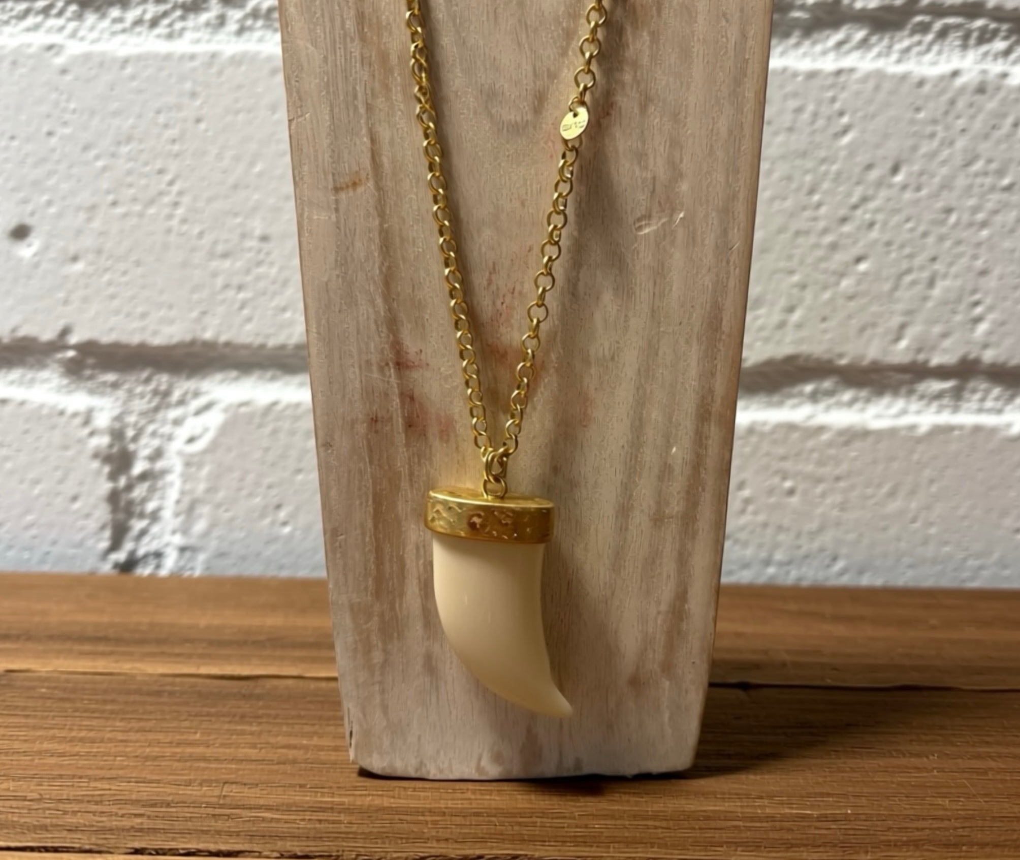 Collar "Cadena y Cuerno" marfil