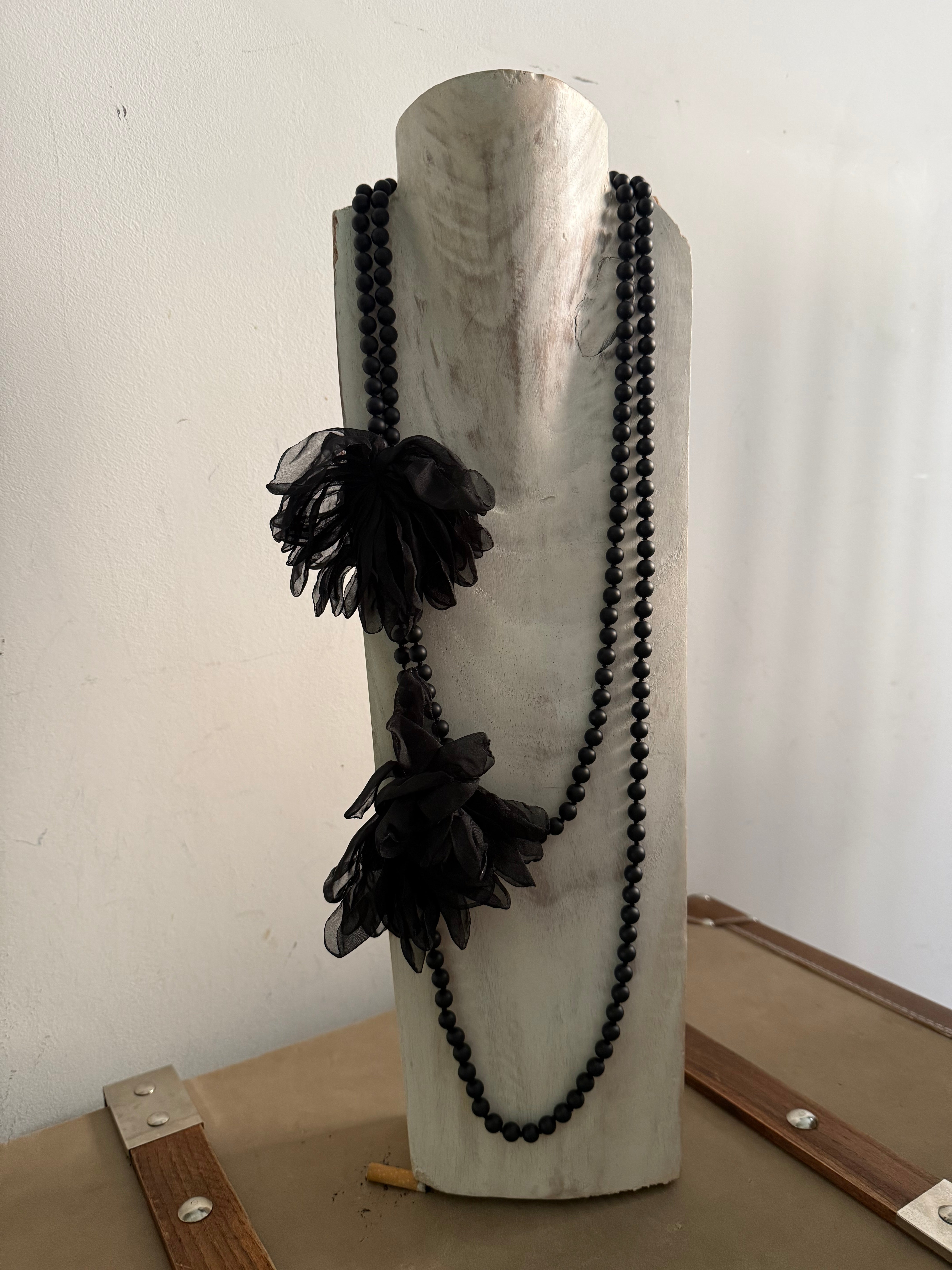 Collar "Peonias y Cuentas" negro