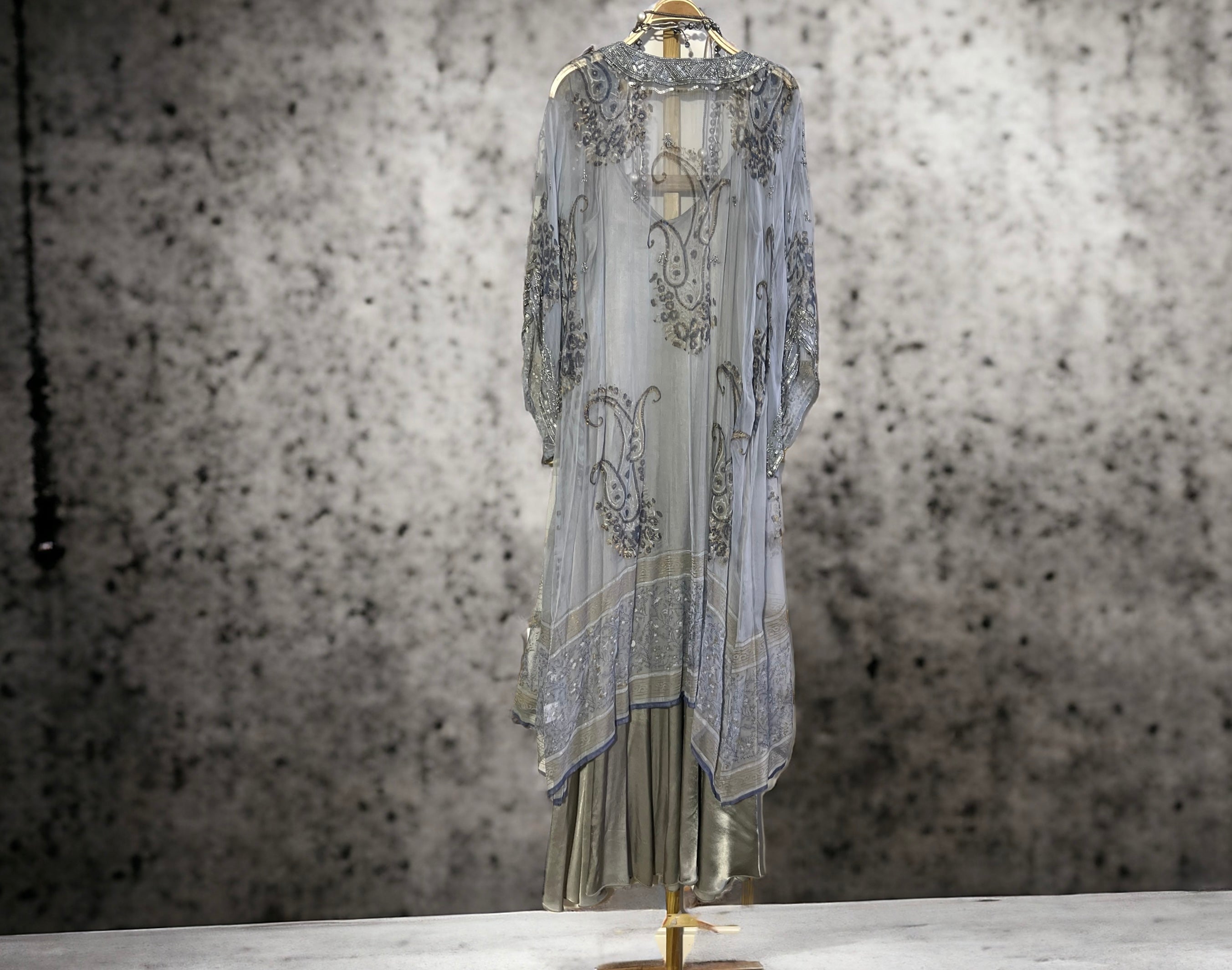 Kimono "Sherezade" azul claro decorado y bordado en plata