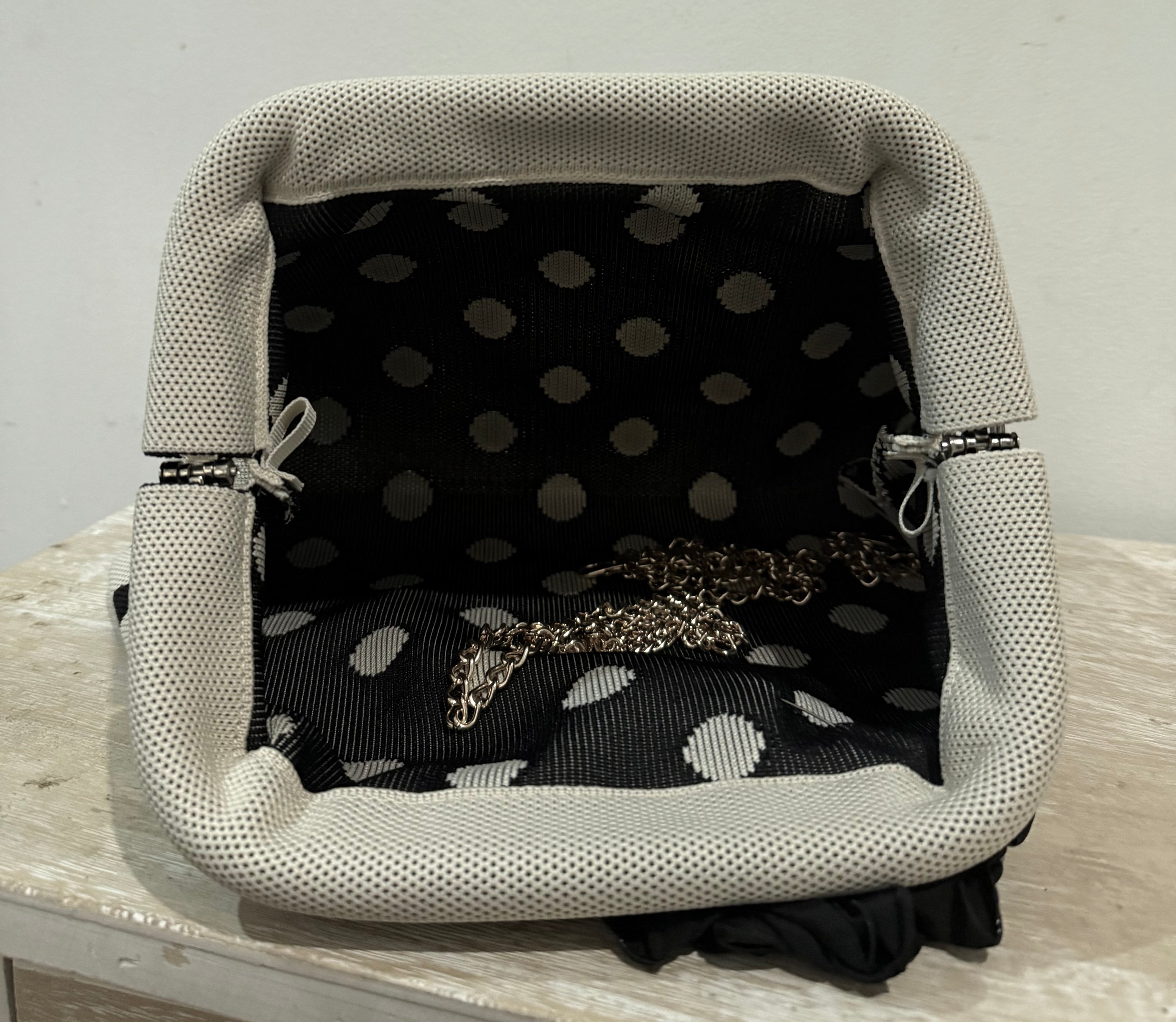 Bolso Pouch "Tania con Flor" lunar grande marfil y negro