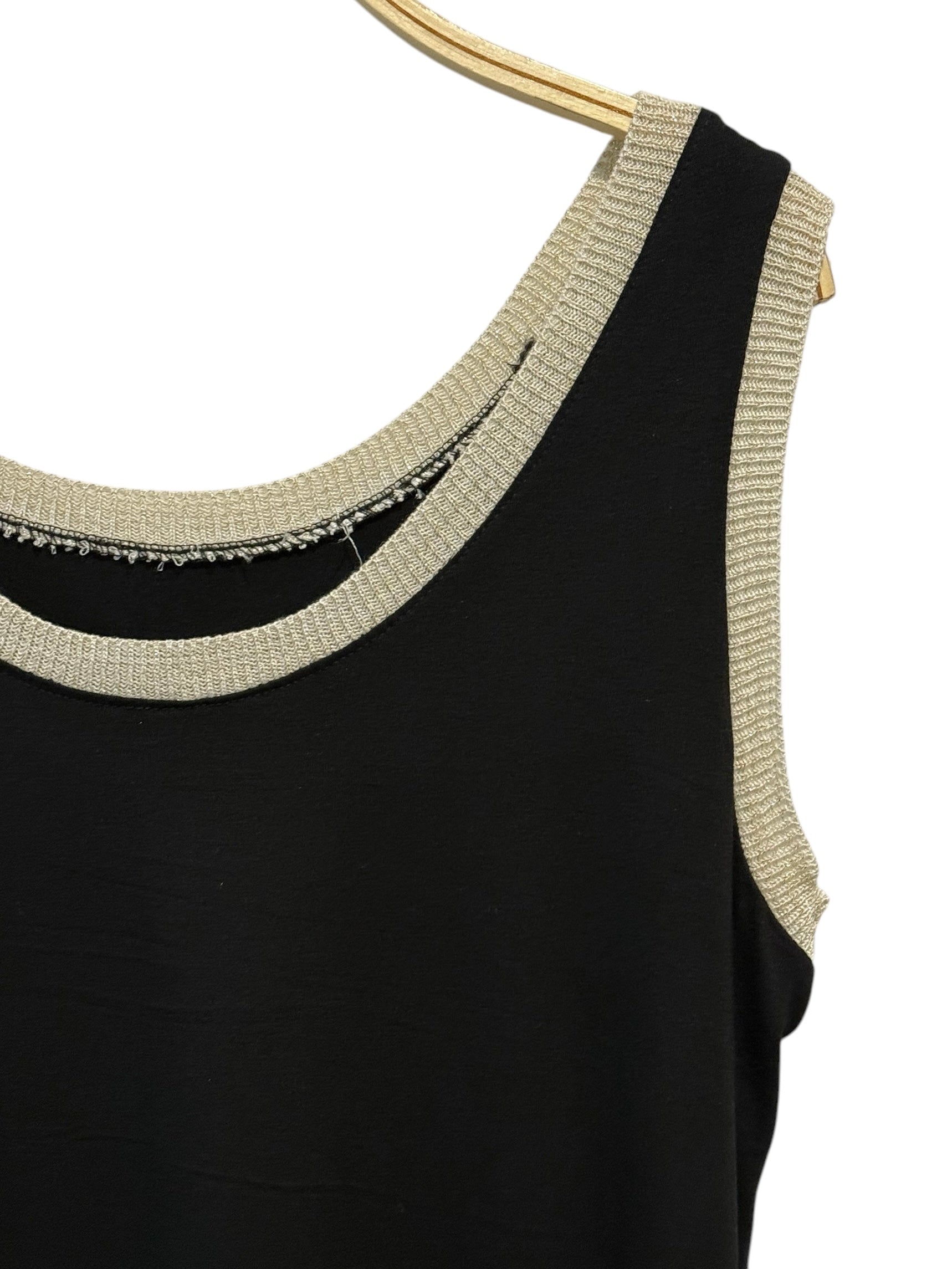 Camiseta "Mima" negro con ribete oro