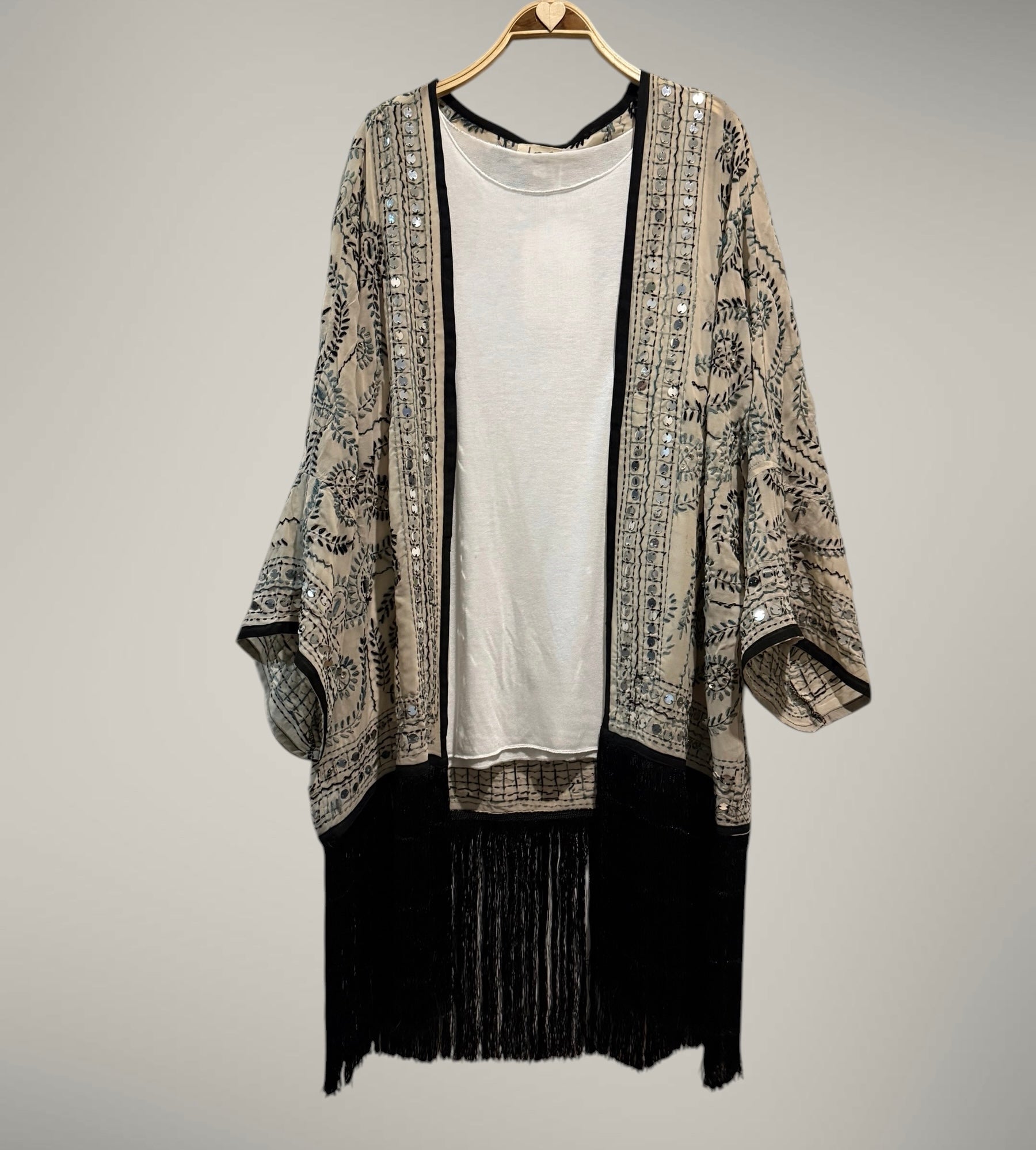 Kimono "India Zíngara" topo claro bordado en negro y gris