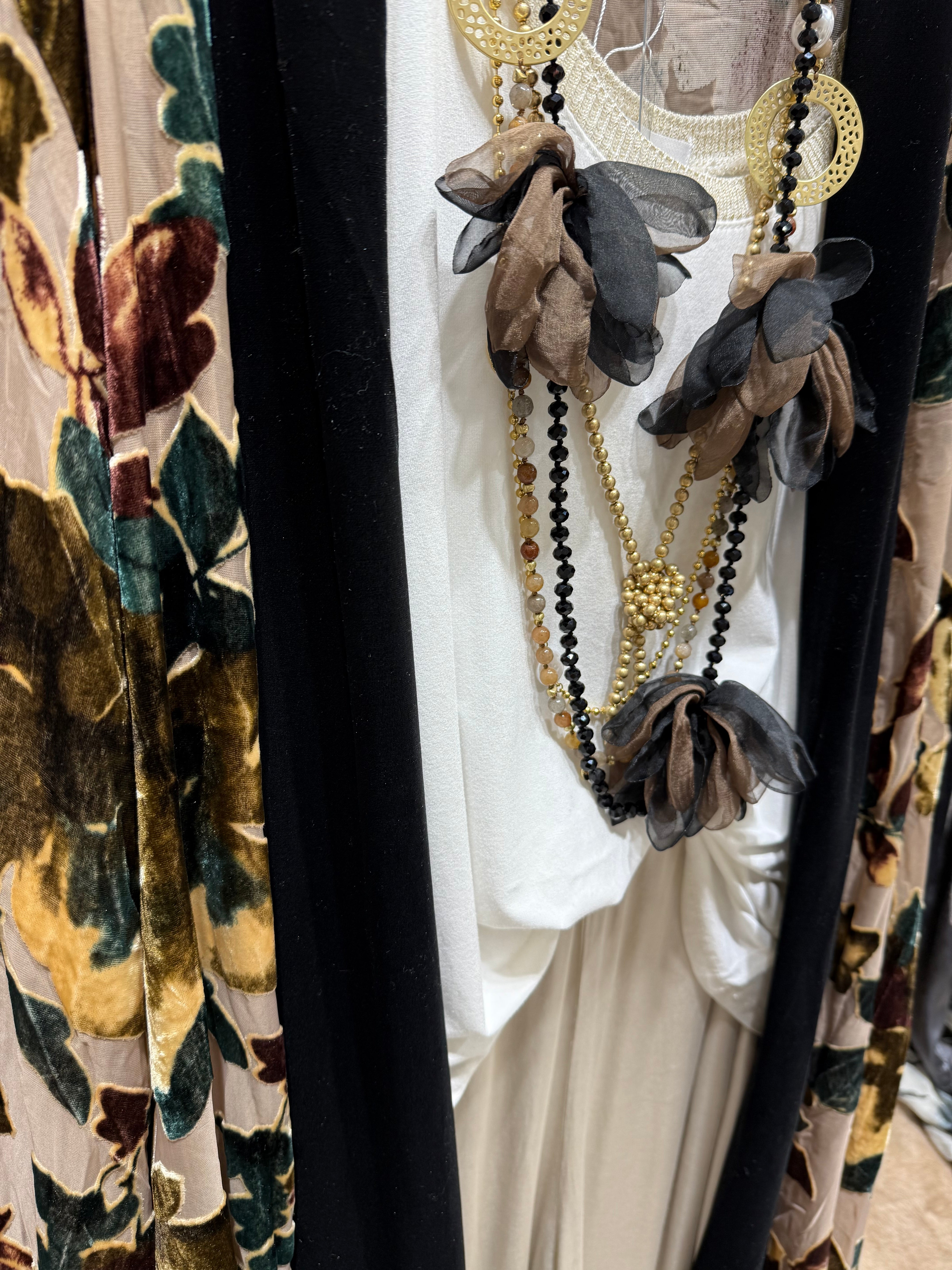 Collar "Peonia" negro y marrón