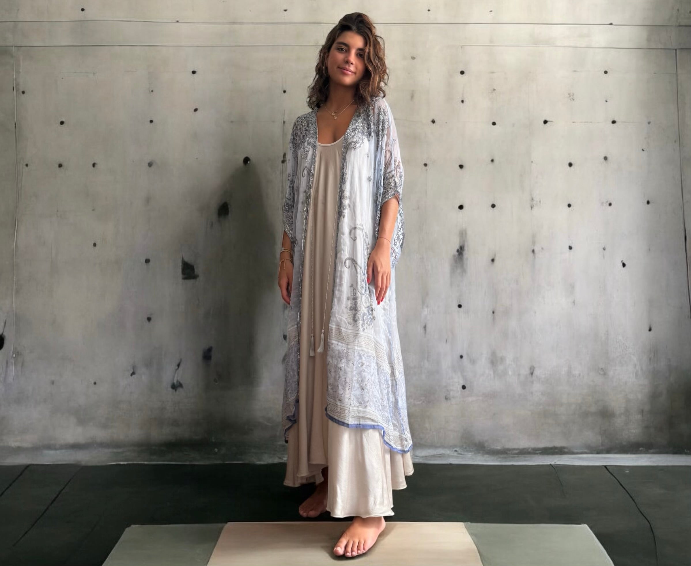 Kimono "Sherezade" azul claro decorado y bordado en plata