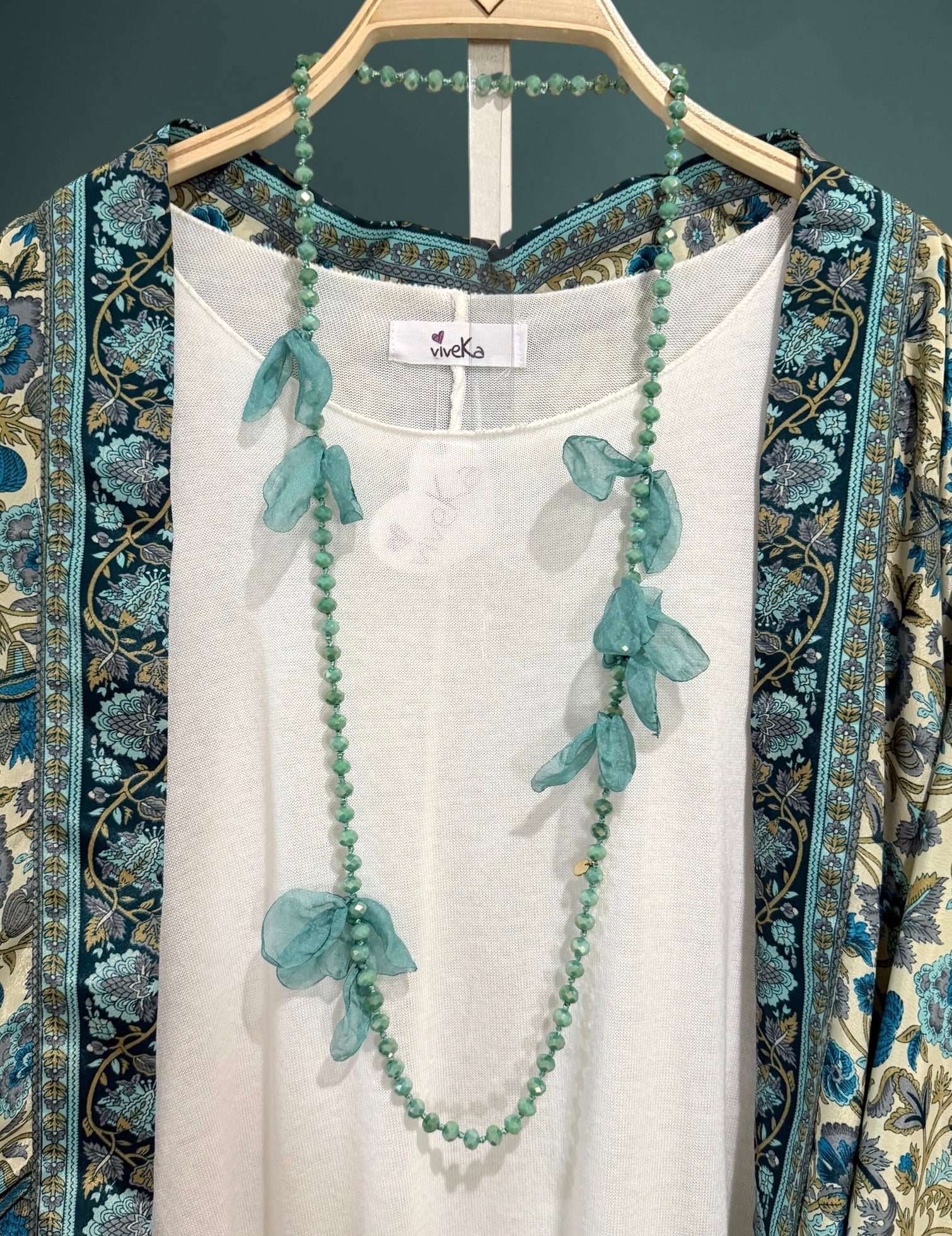 Collar "Cuentas y Pétalos"