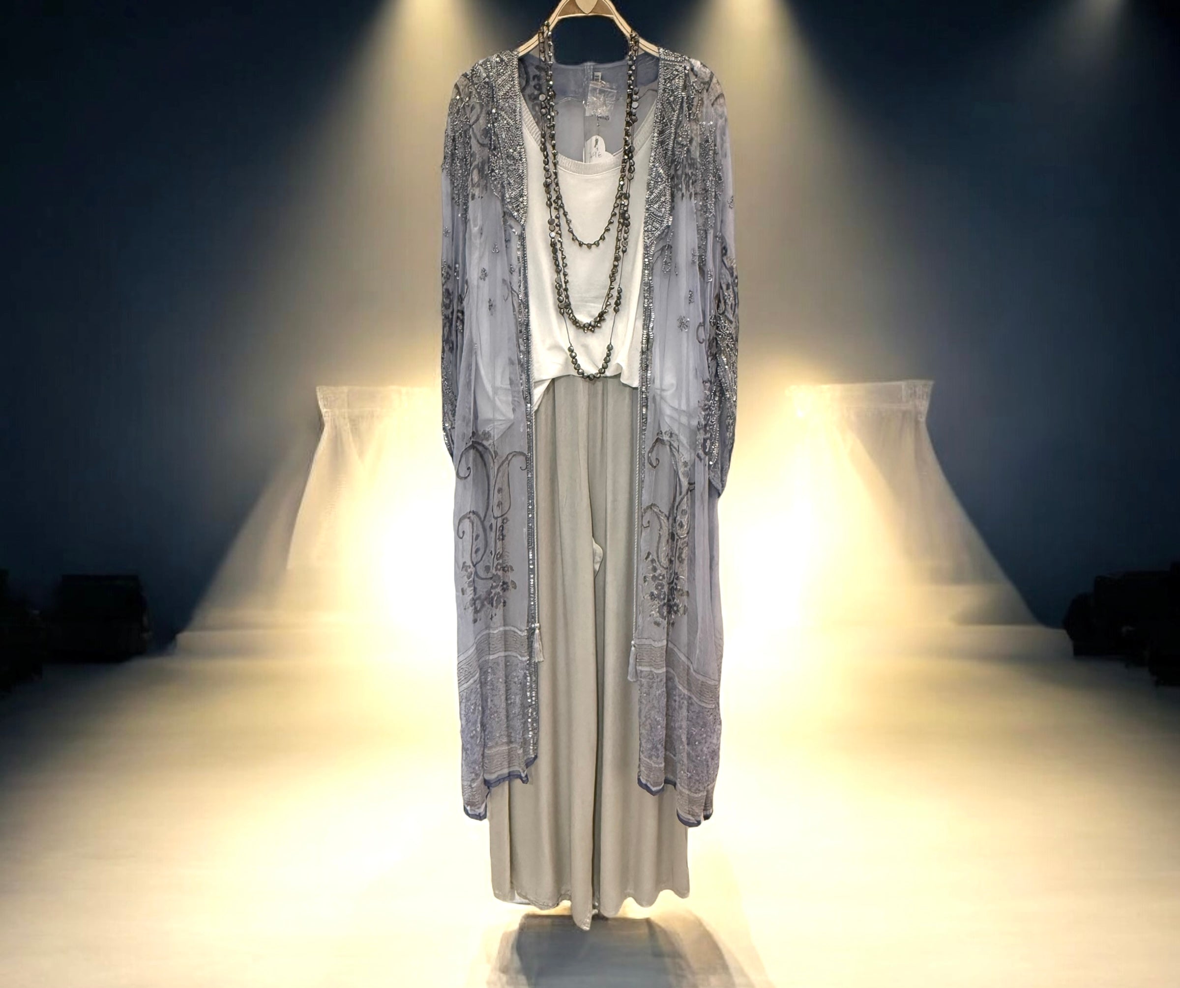 Kaftan "Sherezade" azul claro decorado y bordado en plata