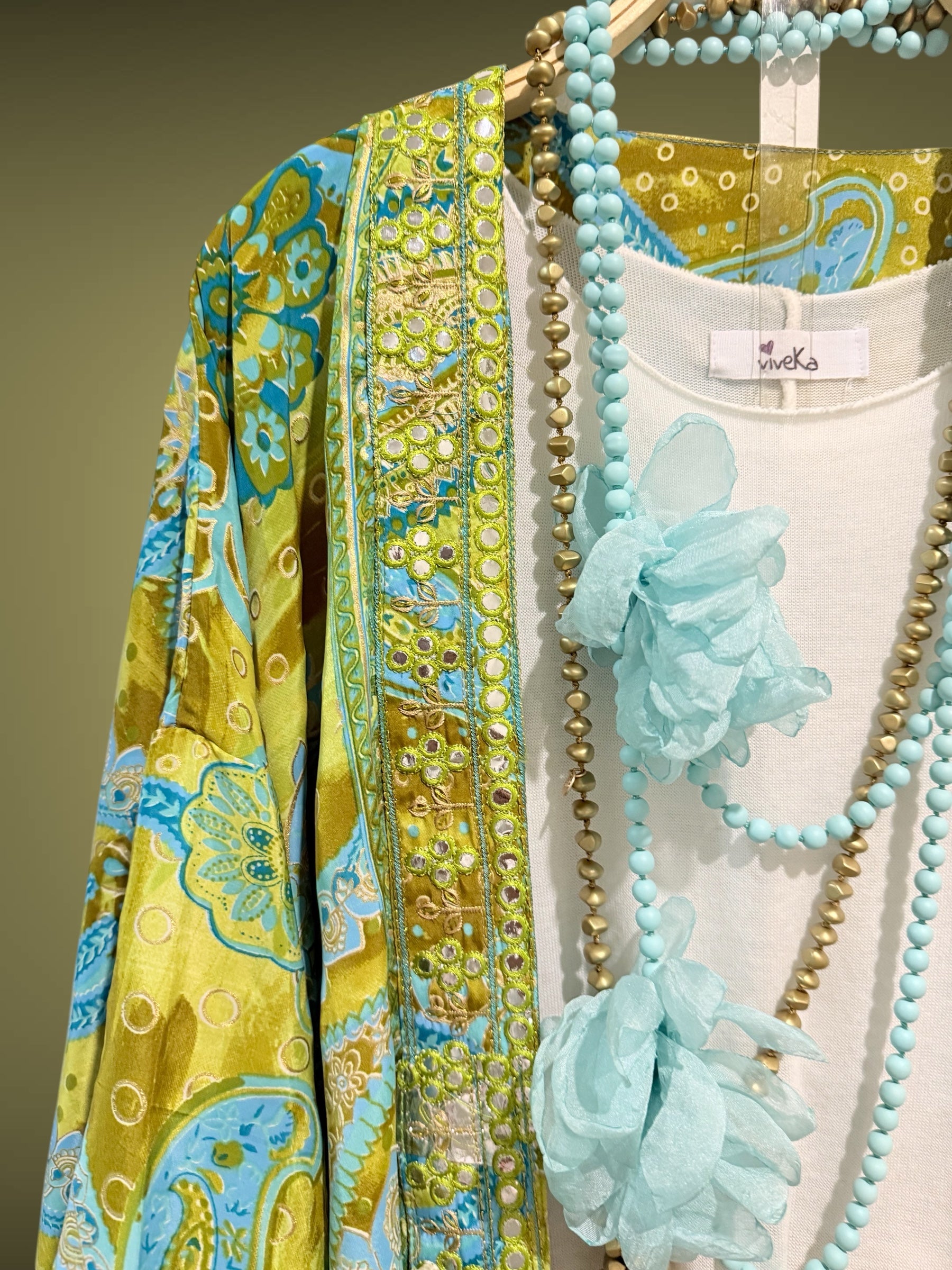 Collar "Peonias y Cuentas" turquesa suave