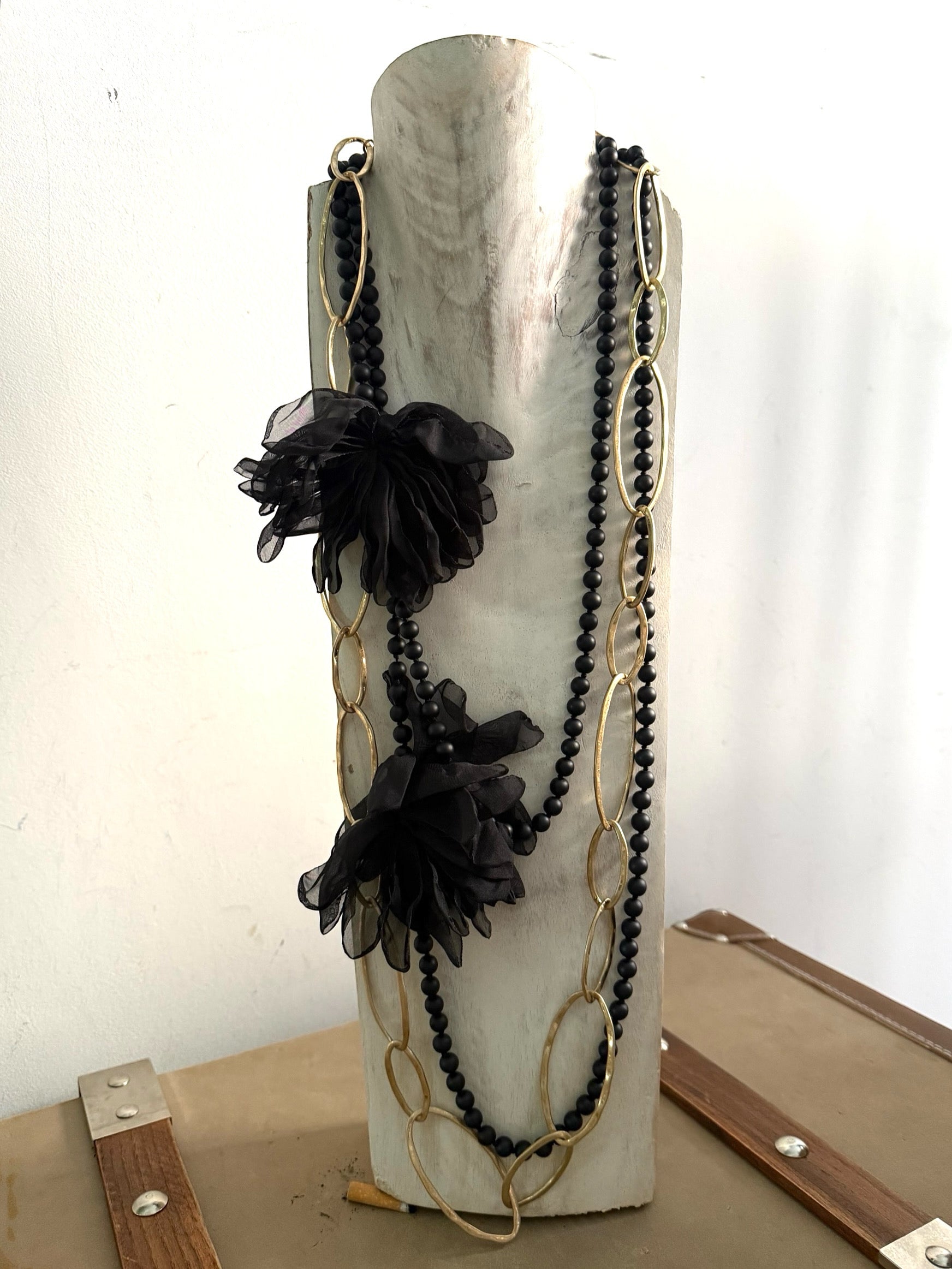 Collar "Peonias y Cuentas" negro