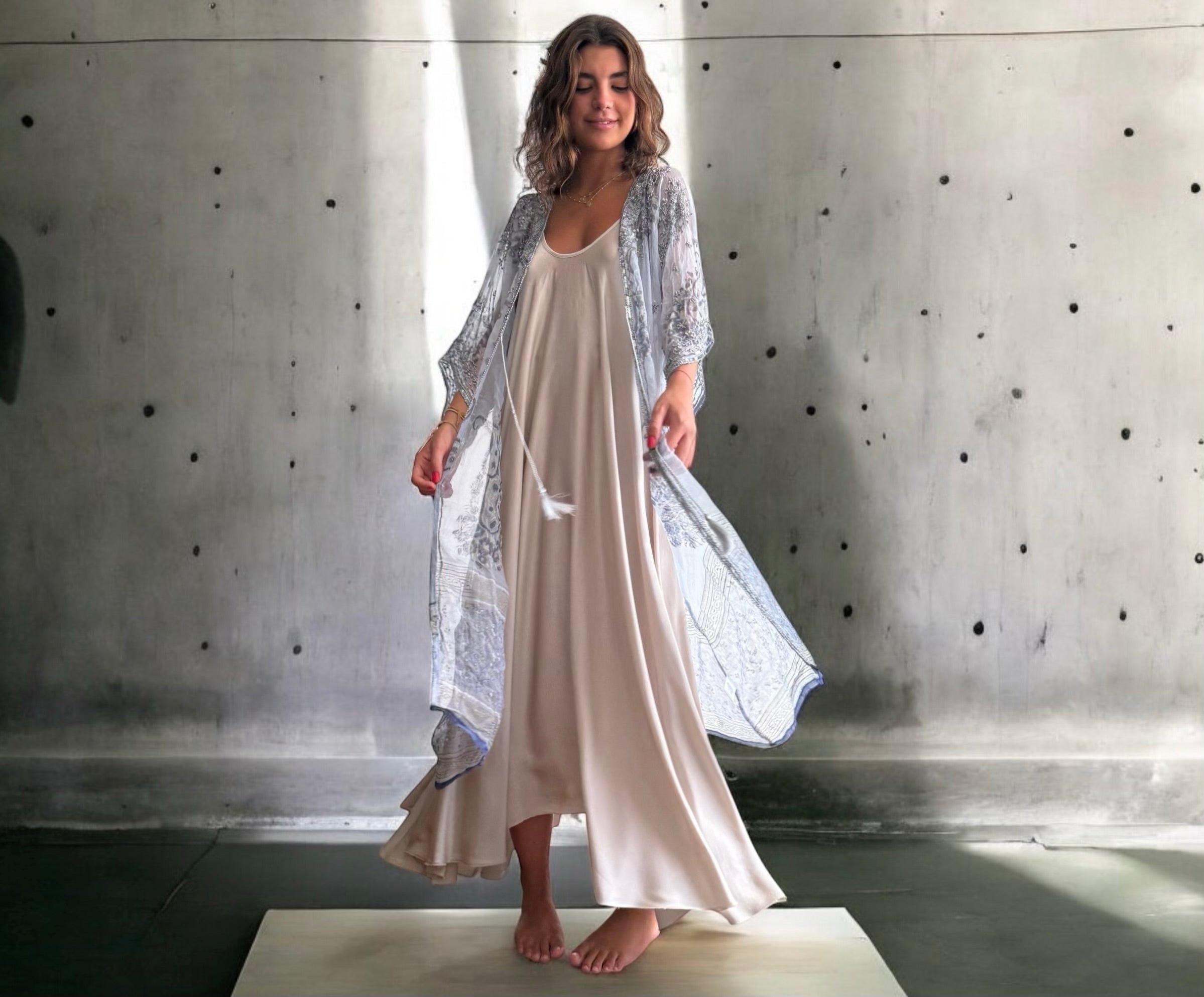 Kimono "Sherezade" azul claro decorado y bordado en plata