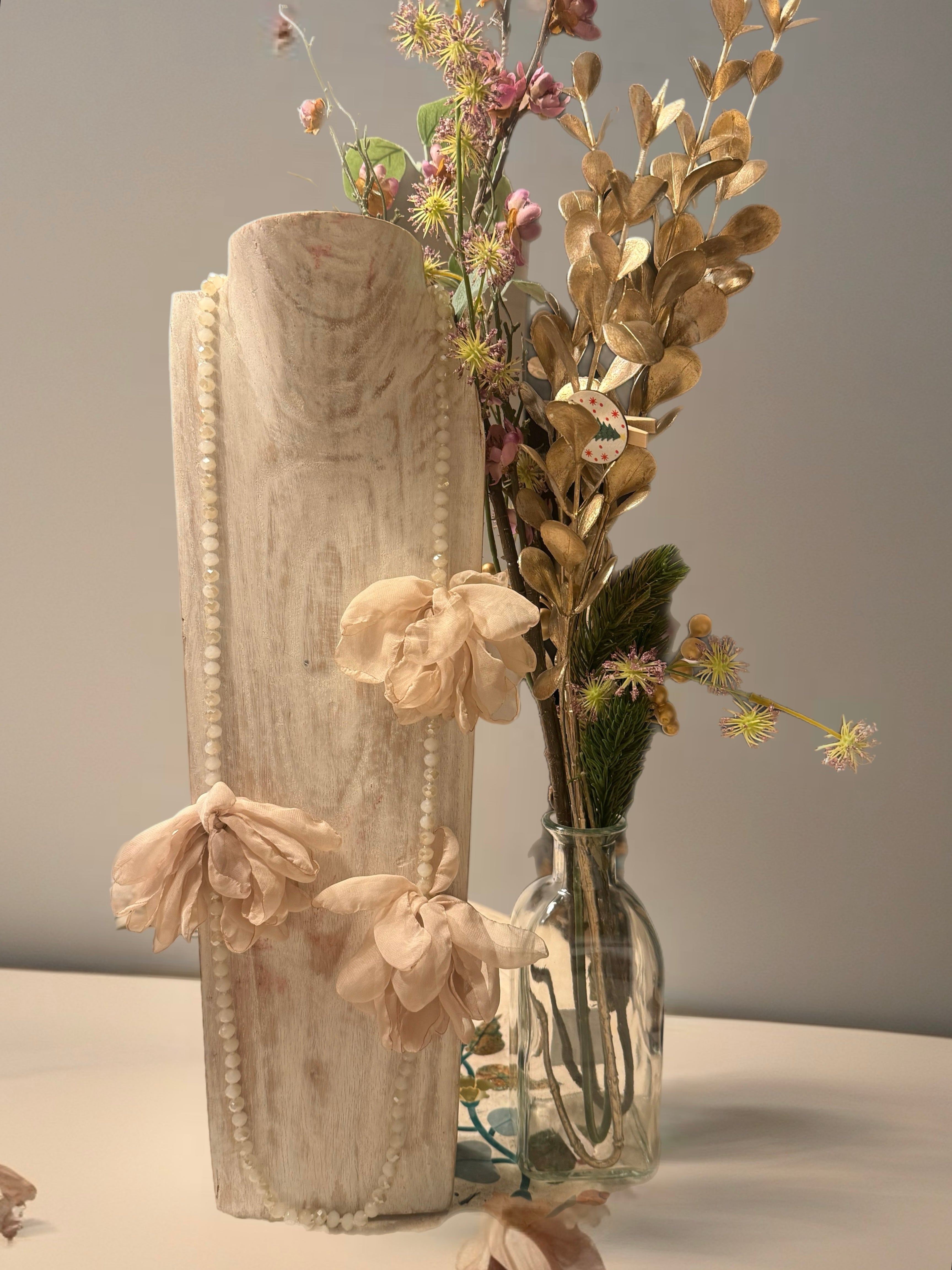 Collar "Peonias" beige