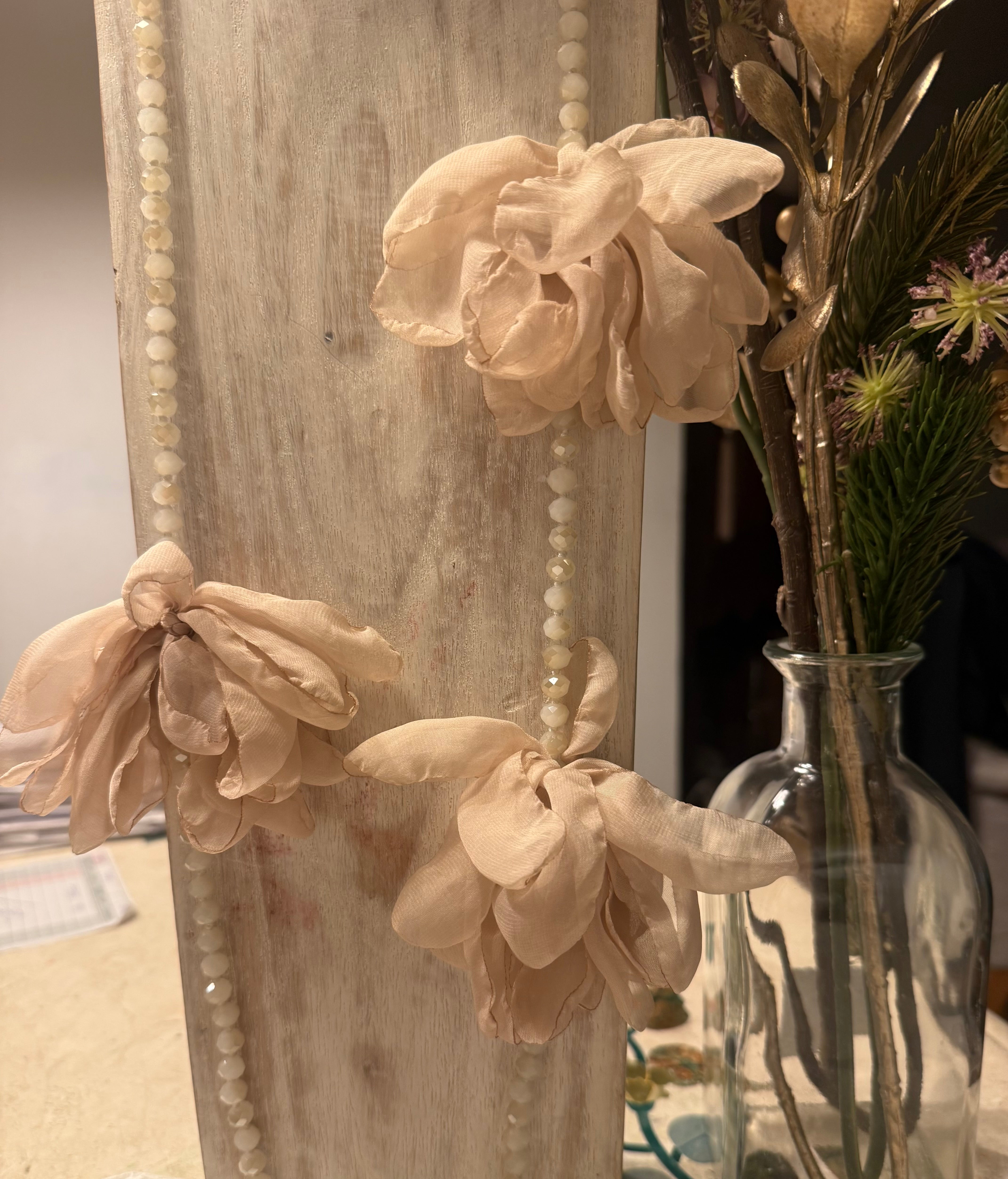 Collar "Peonias" beige