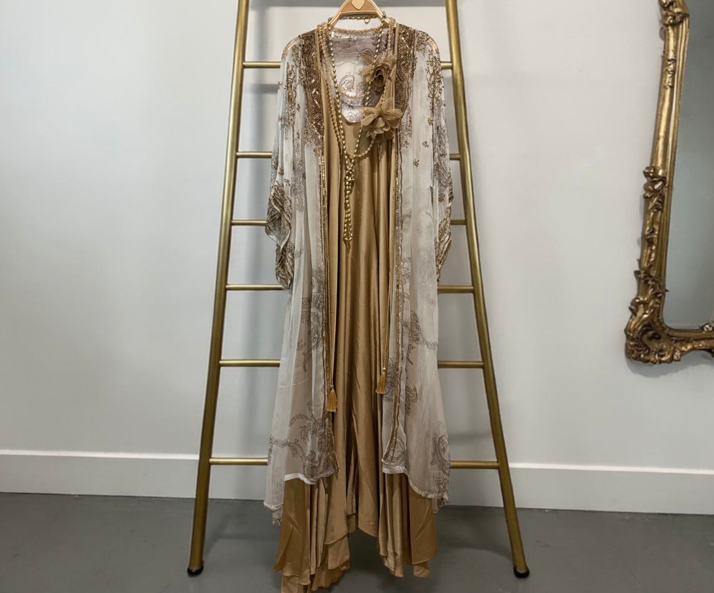 Kaftan "Sherezade" blanco decorado y bordado en oro