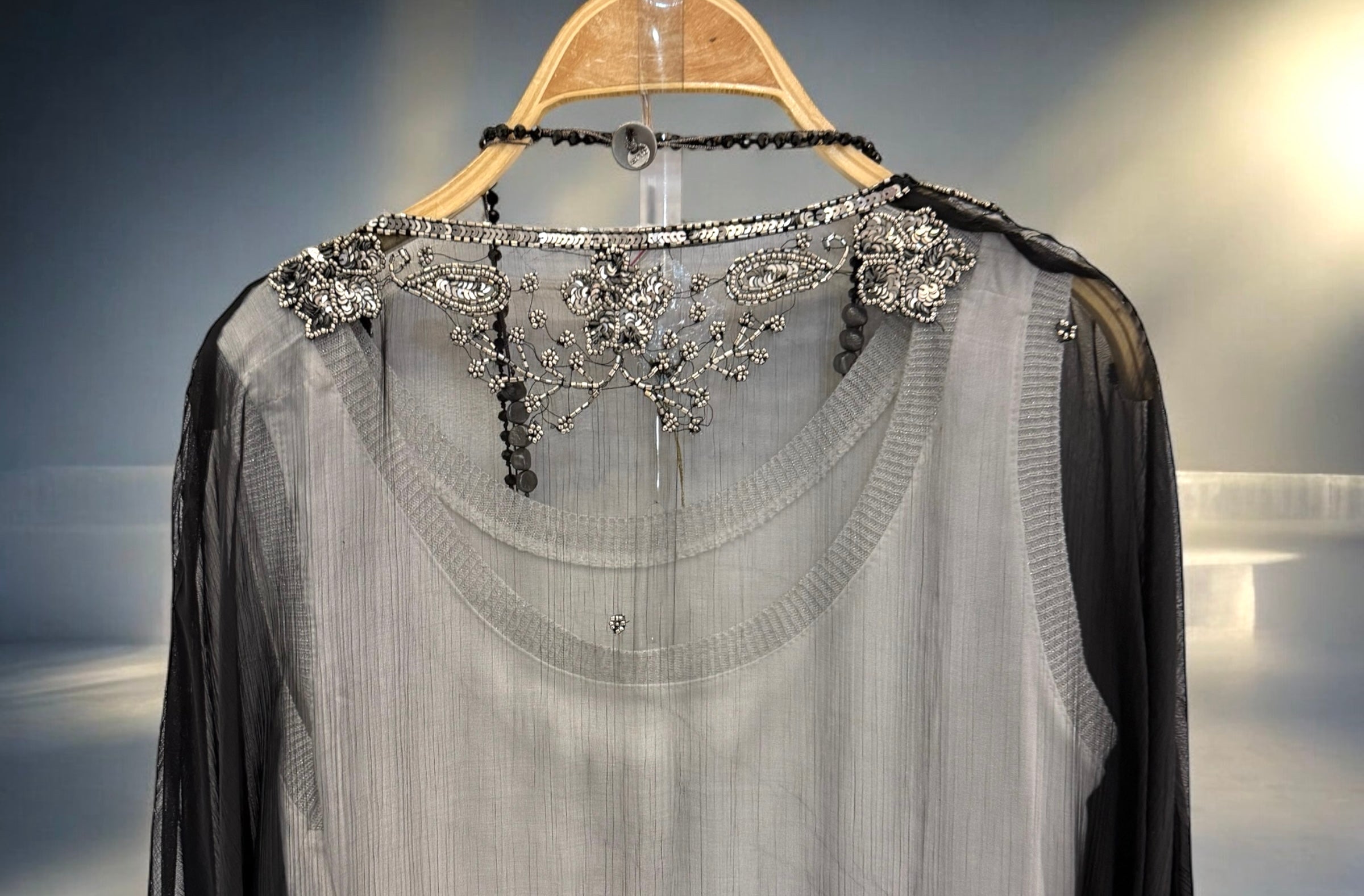 Kaftan "Sherezade" negro bordado en plata