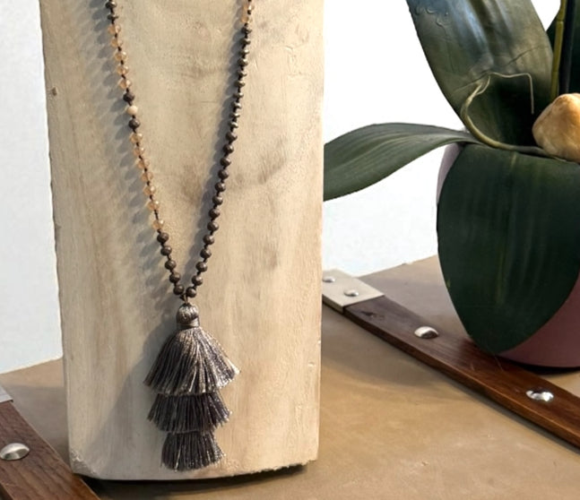 Collar "Pompón Seda" gris