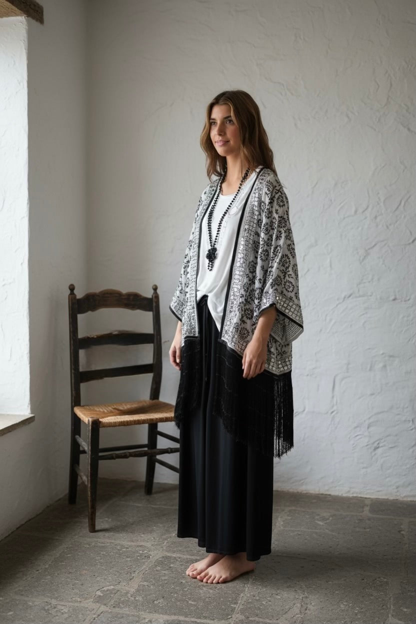 Kimono "India Zíngara" blanco bordado en negro