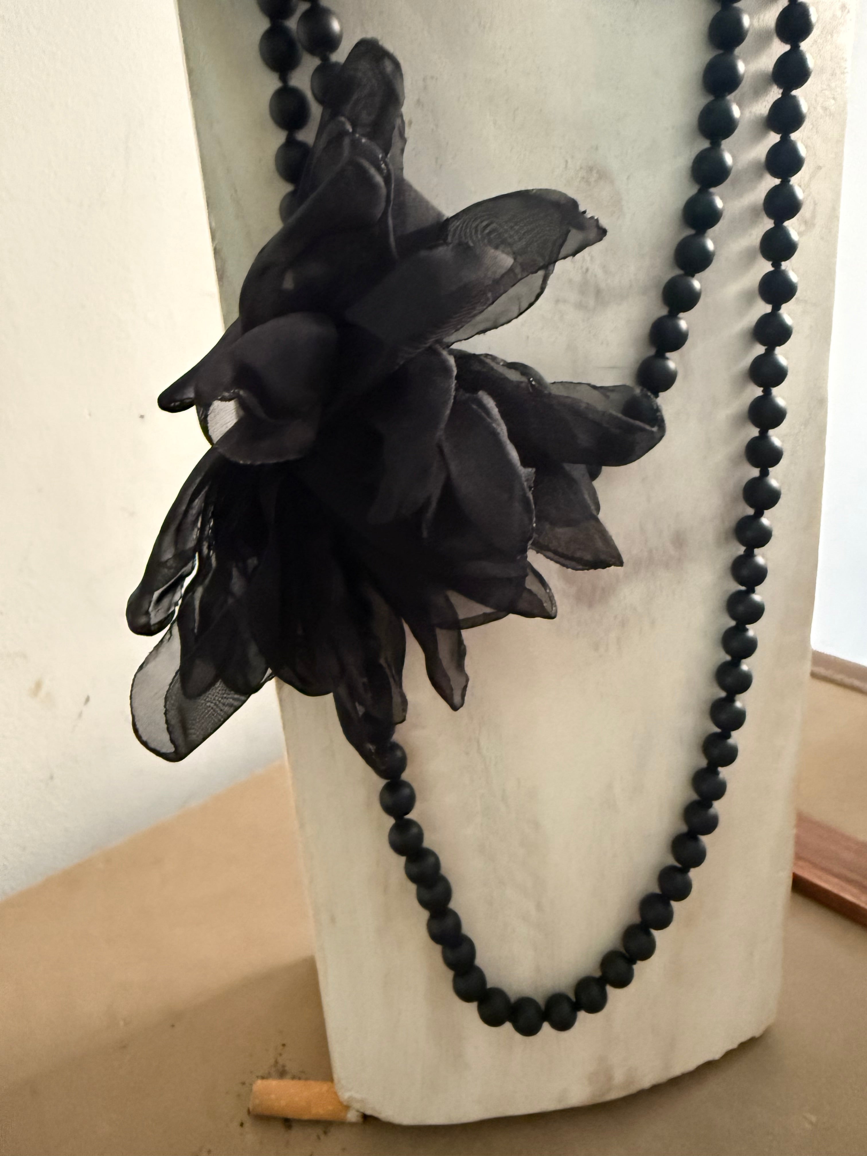 Collar "Peonias y Cuentas" negro