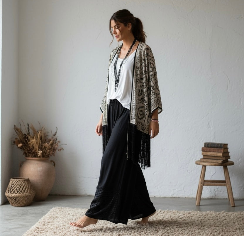 Kimono "India Zíngara" topo claro bordado en negro