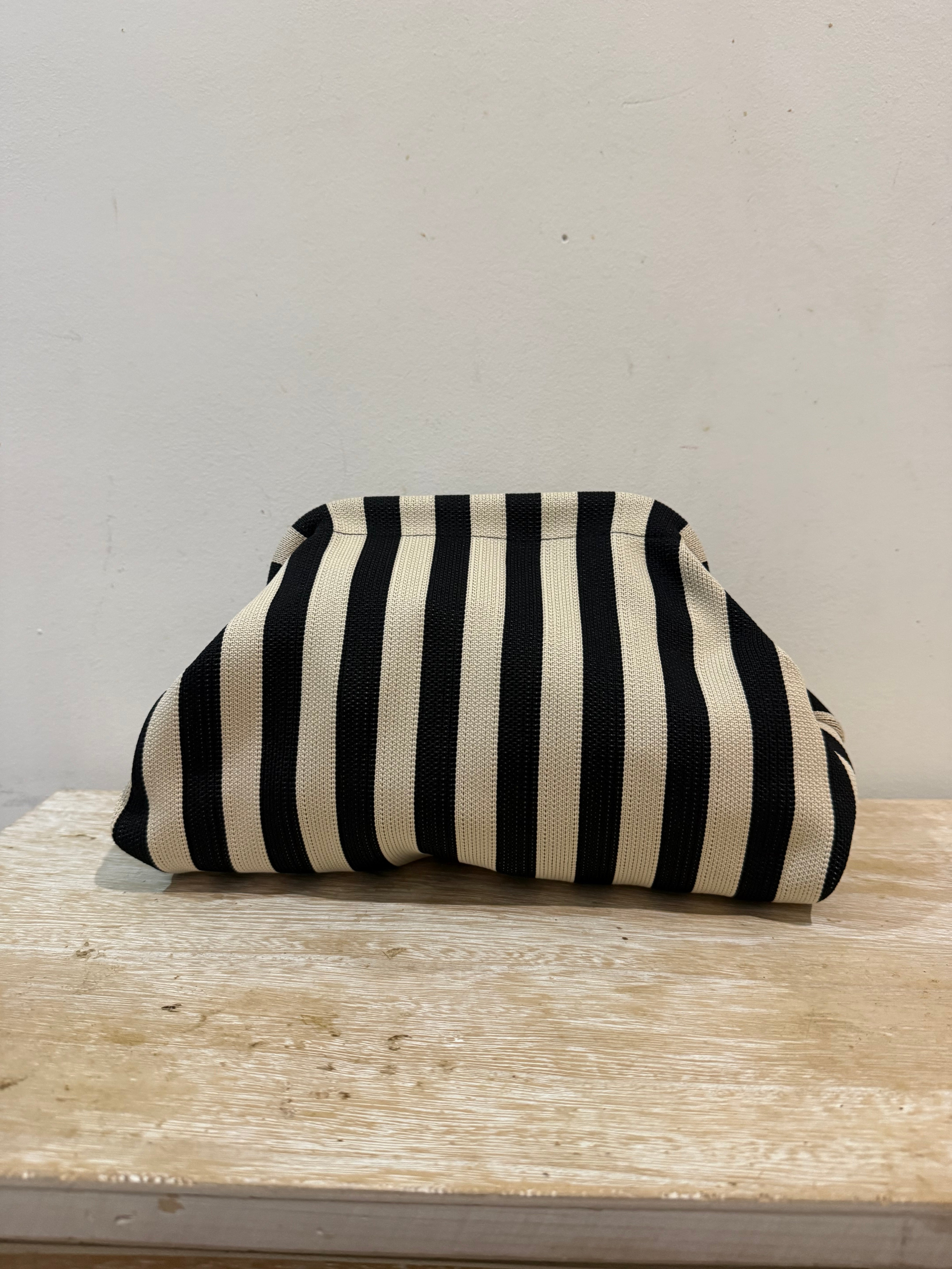 Bolso Pouch "Tania" rayas marfil y negro