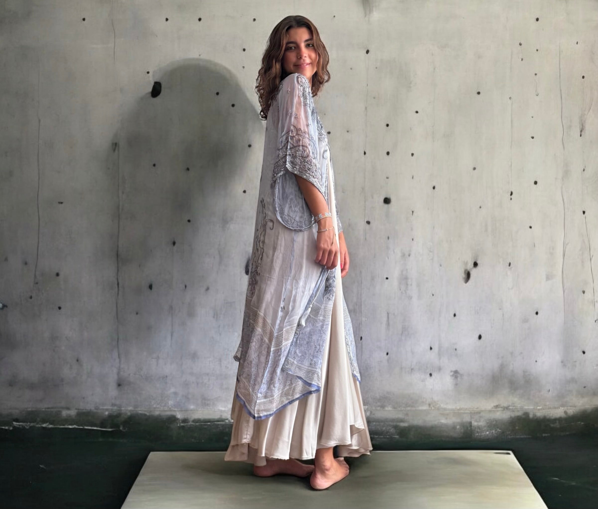 Kimono "Sherezade" azul claro decorado y bordado en plata