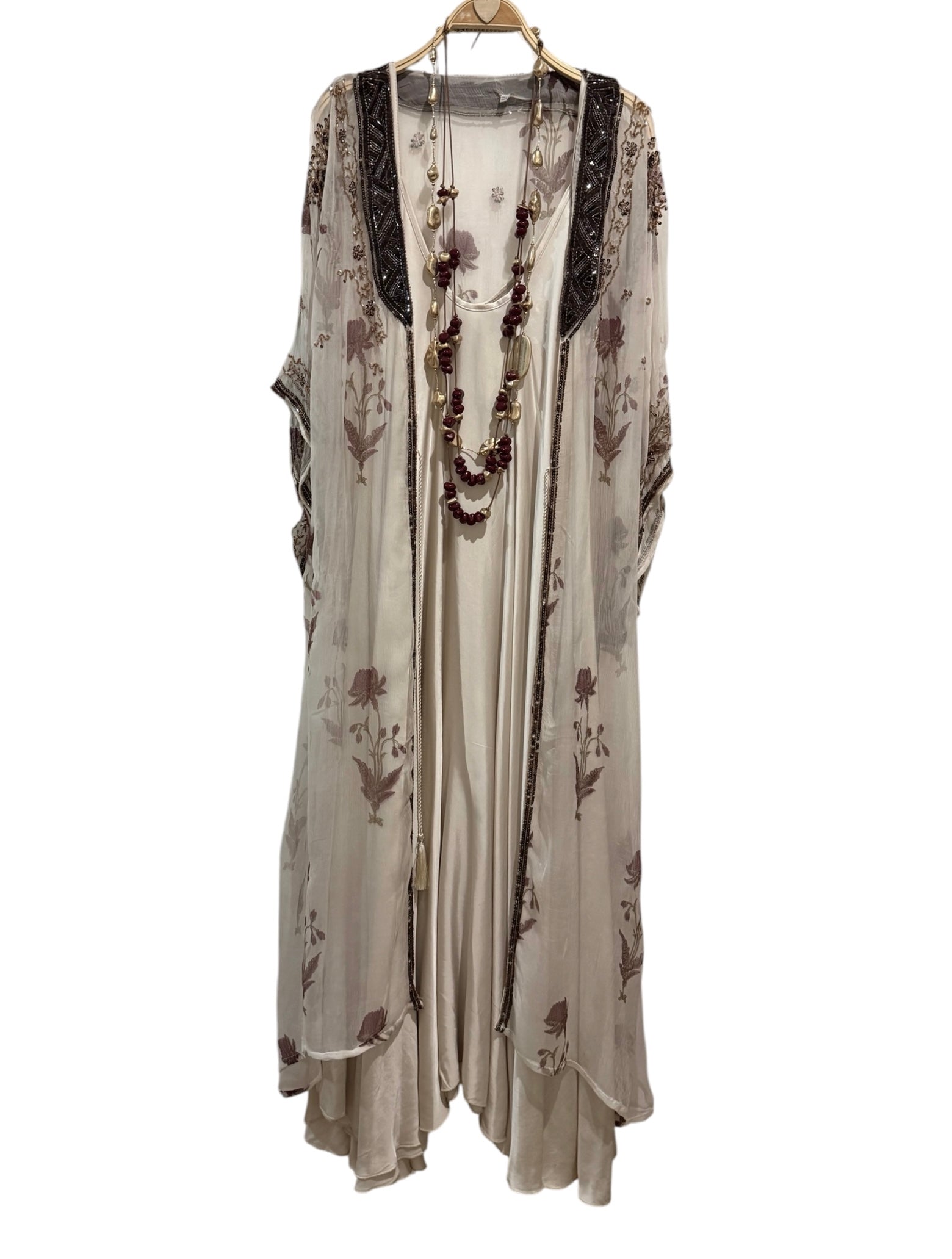 Kaftan "Sherezade blanco decorado en rubí y bordado en cobre"