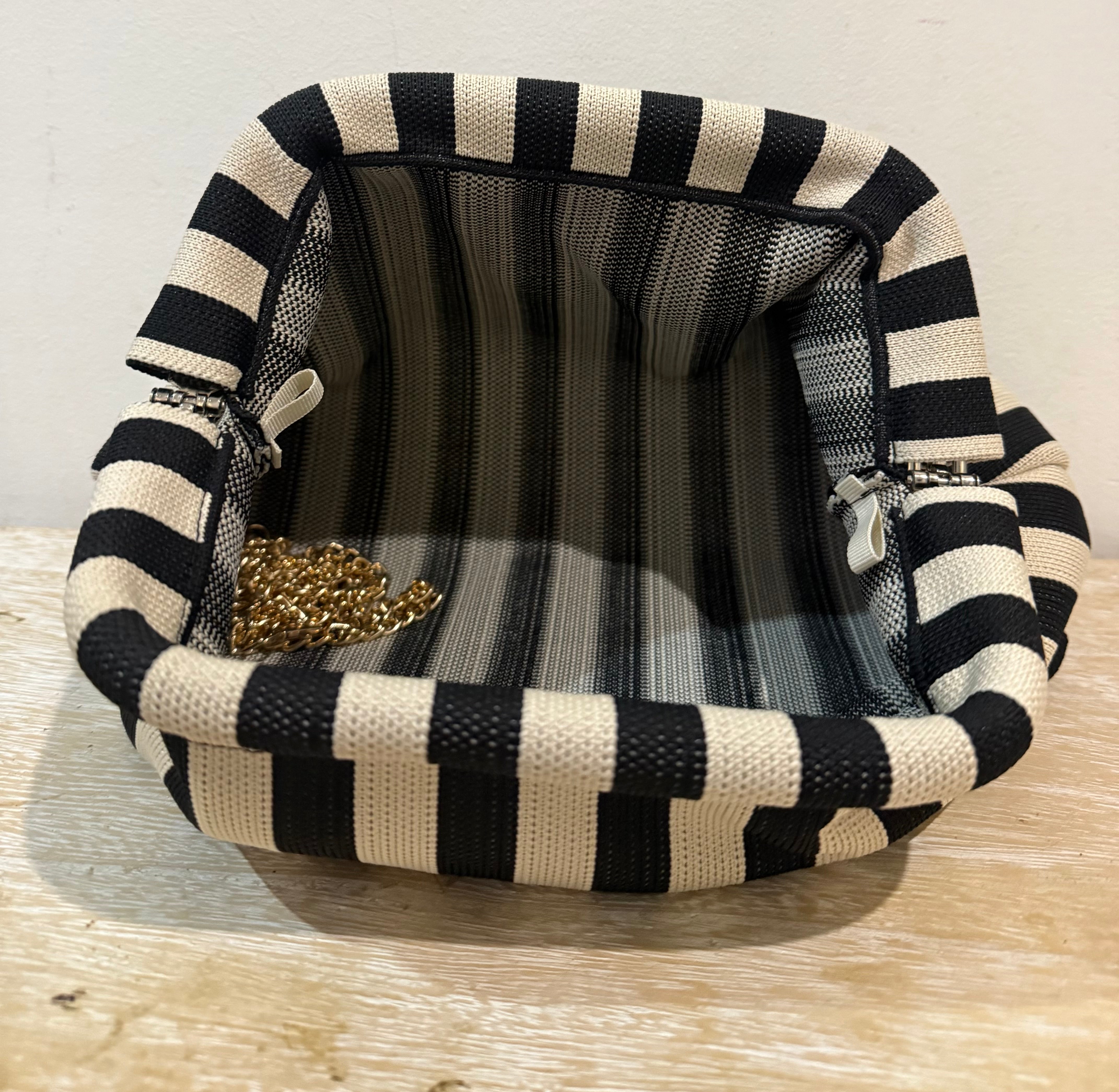 Bolso Pouch "Tania" rayas marfil y negro
