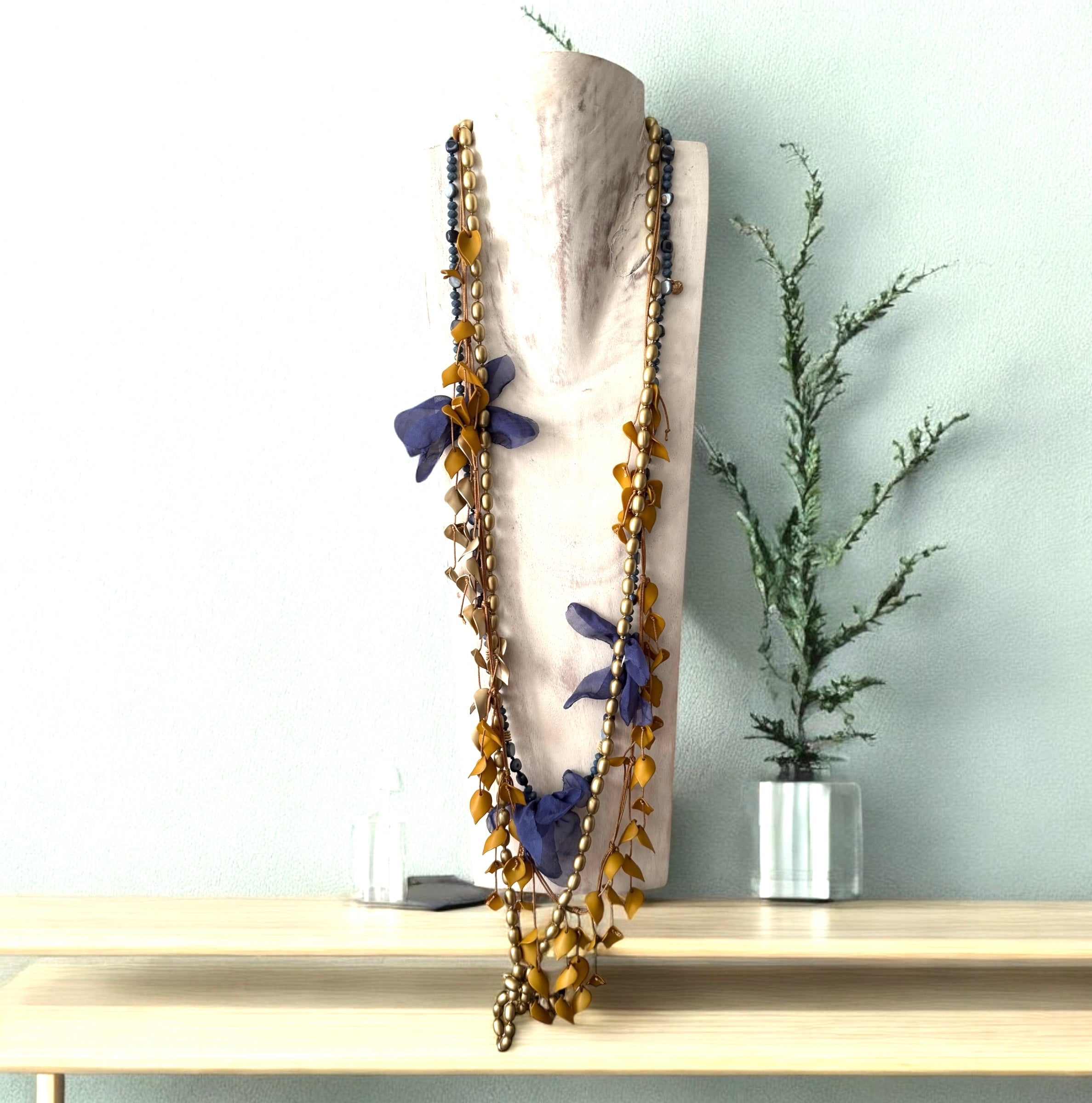 Collar "Cuentas y flores" azul