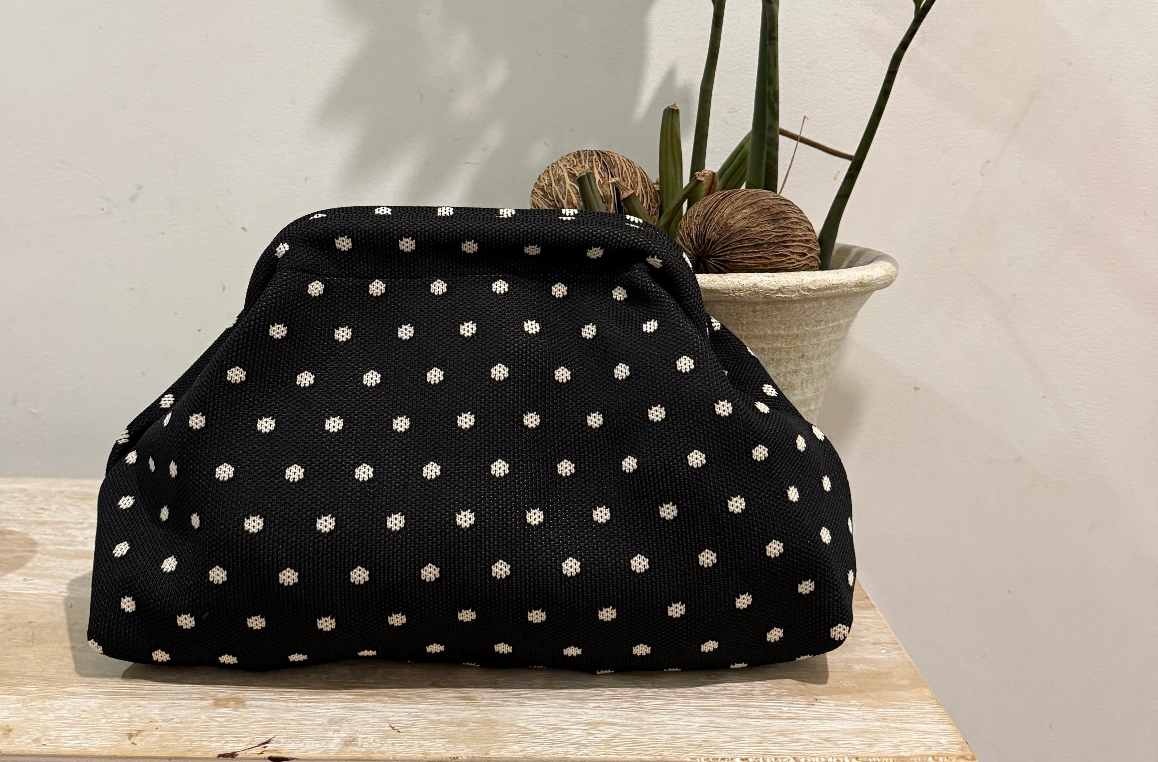 Bolso Pouch "Tania" negro con lunar marfil pequeño