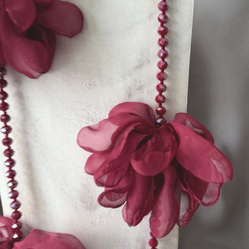 Collar "Peonia" rojo rubor