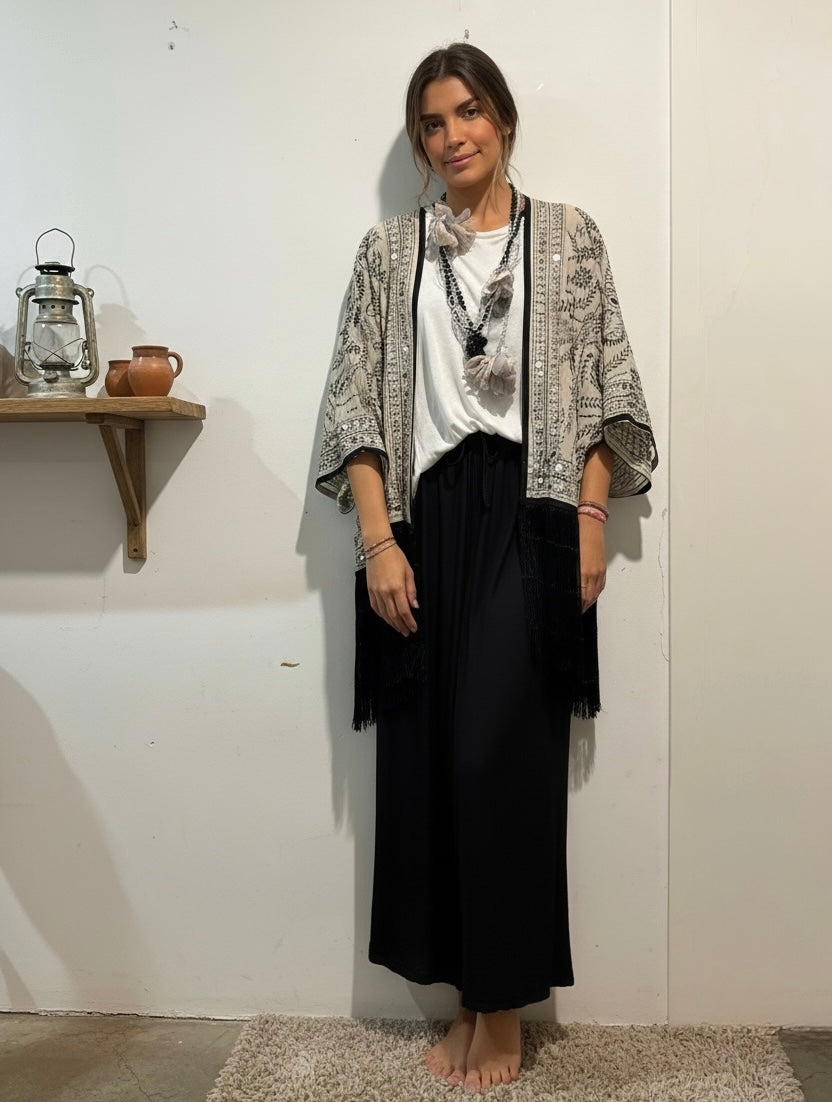 Kimono "India Zíngara" topo claro bordado en negro y gris