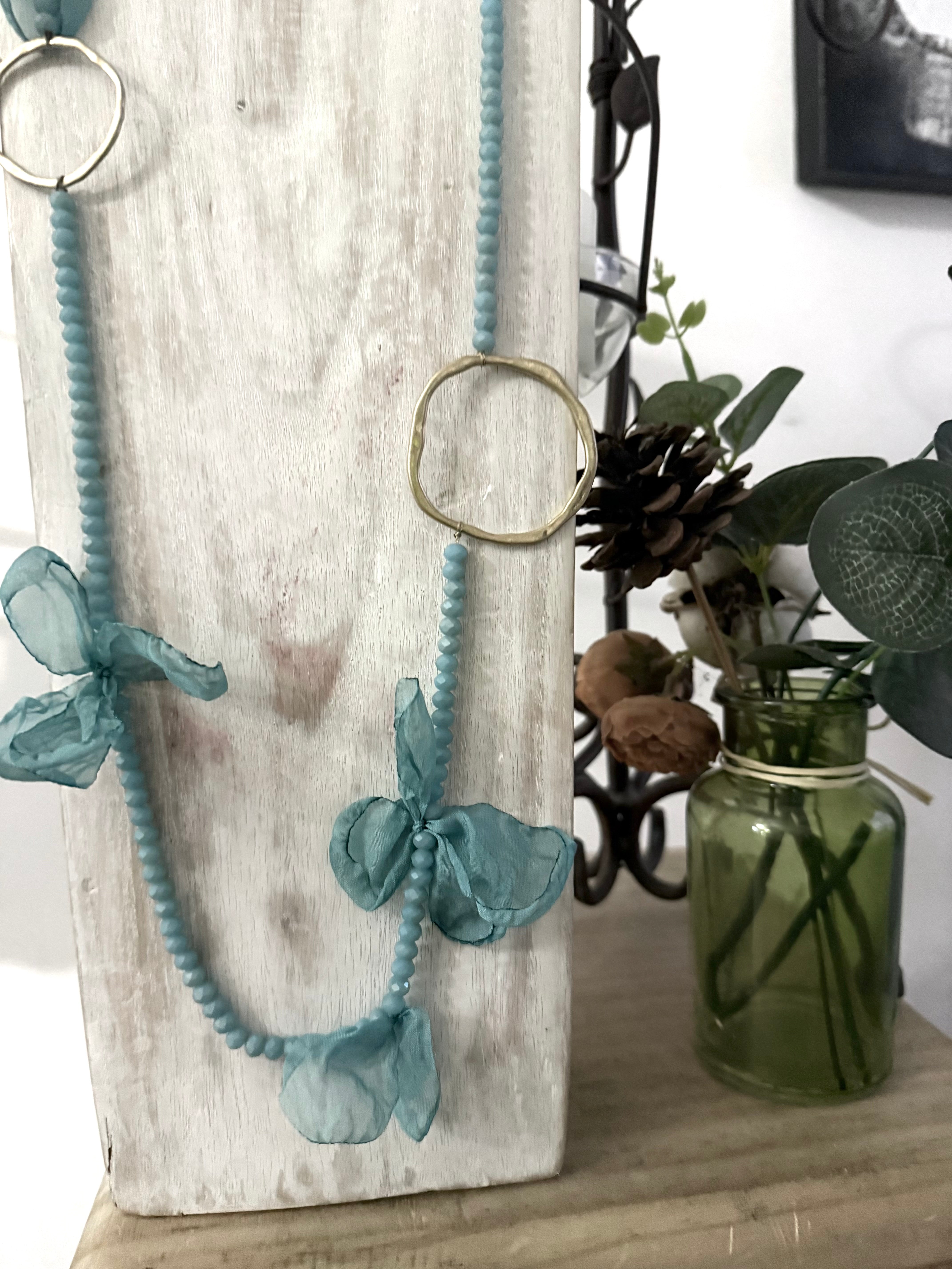 Collar "Cuentas y Flores" turquesa