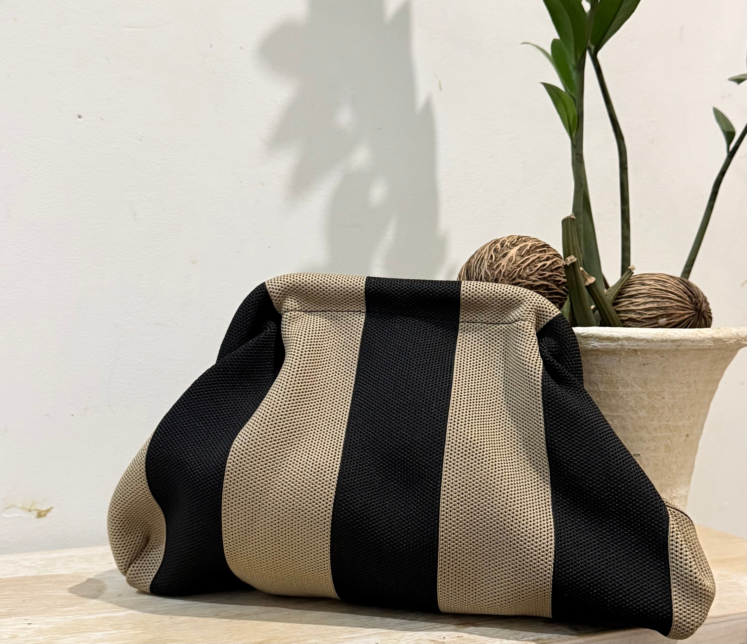 Bolso Pouch "Tiana" rayas anchas topo y negro